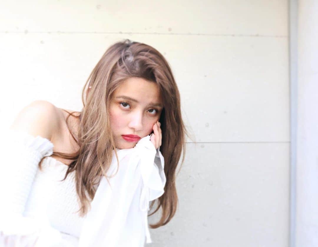 渡部幸也のインスタグラム：「今日からまた、ELLAはスタートしました✂︎ 今週の渡部の出勤は、外部のヘアメイク業💄と海外出張もあり、本日と明日の21日と24日の日曜日になります。  24日以降のご予約は、11月25日から12月3日は海外出張もありますので、12月4日の水曜日からご予約可能になります。  年末に向けて髪の毛を綺麗にしたい時期に予約が取りづらくなってしまって、申し訳ありません🙇  その分ネットで予約が取れない方はサロンに直接お電話いただければ、営業時間前からのご予約も可能です🙆‍♂️ お気軽にお問い合わせください🙇  それでは年末に向けて頑張っていきますので、皆様よろしくお願い致します。  #ヘアスタイル #ヘア #髪型 #ヘアカタログ #ヘアセット #くせ毛風パーマ #透明感カラー #hair #恵比寿美容院 #代官山美容室 #代官山美容院 #美容学生 #中目黒美容師 #代官山美容師 #恵比寿美容師 #中目黒美容室 #中目黒美容院 #恵比寿美容室 #サロンモデル #中目黒ランチ #恵比寿ランチ #hpb_hair #中目黒 #代官山 #恵比寿 #渋谷 #ar_magazine #murua #emoda #americanvintage」