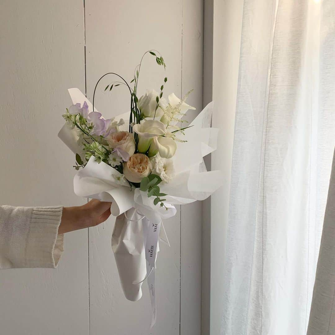 플로리스트 이주연 florist Lee Ju Yeonさんのインスタグラム写真 - (플로리스트 이주연 florist Lee Ju YeonInstagram)「. . 나의 사랑스러운 그녀의 꽃다발이였다니  만들고도 몰랐던 💕 . #바네스꽃다발 . .  订花 WeChat ID vaness_flower 클래스상시모집 당일꽃주문가능 #수업문의 #주문예약 #lesson #Order  Katalk ID vaness52 WeChat ID vaness_flower E-mail vanessflower@naver.com . 강남구 역삼동608-16 📞02-545-6813 . #vanessflower #florist #flowershop #handtied #flowerlesson #花束 #花束包装 #바네스플라워 #플라워카페 #플로리스트 #꽃다발 #부케 #플로리스트학원 #역삼동꽃집 #역삼역꽃집 #언주역꽃집 #꽃꽂이수업 #플라워레슨 #꽃다발포장법 #꽃수업 #꽃주문 #하우스웨딩 #대관 #프로포즈대관」11月20日 12時41分 - vanessflower