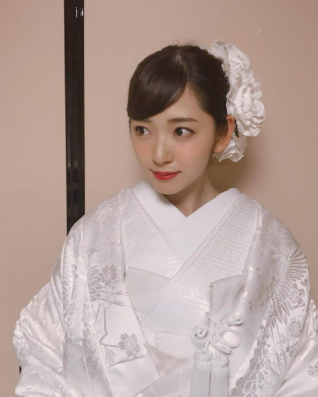 鈴木愛理さんのインスタグラム写真 - (鈴木愛理Instagram)「NHK『うたコン』 ありがとうございました！！ 昨夜は素敵な出会いに加えて、"素敵な再会"がたくさんあり、さらに初めての経験もあり、とても刺激的な1日でした、、、❤︎書きたいことが山々なので、少しずつまとめて写真と共にいくつか投稿させてください✌︎ . 《白無垢》 昨日は、水森かおりさんと「瀬戸の花嫁」を歌わせていただく際に人生初の白無垢を着させていただきました！こんなに早く夢が叶うとは！！瀬戸の花嫁、ということで広島に嫁に行くという意味合いを尊重しようとなり、白無垢の着付けも広島ではこの形が多いのよ〜という方法で着付けてくださいました😌 . 白無垢は広島の【Bridal House EDEN】さんのものです❤︎そして、純烈の酒井さんにエスコートして頂くというなんと贅沢な、、、素敵な想い出になりました😌緊張したなぁ〜🙇‍♀️ #次着るのはいつかな #笑 #うたコン　 #白無垢 #BridalHouseEDEN #水森かおり さん #純烈 #酒井一圭 さん #小田井涼平 さん」11月20日 12時46分 - airisuzuki_official_uf