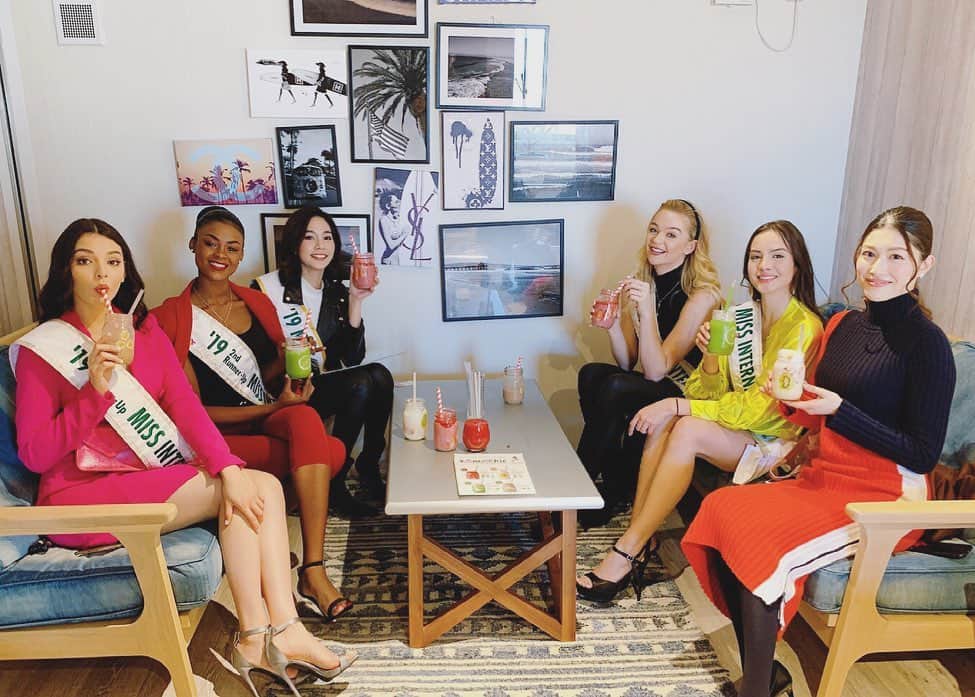 櫻井麻美のインスタグラム：「The top 5 finalists for Miss International 2019 visited the cafe where I produce smoothies, To The Sea Healthy Living. ・ In addition to them all being overwhelmingly beautiful, the beauty in their hearts also shows through their character, so I could see why they were the top 5! ・ I was so happy they tried and enjoyed all the smoothie varieties! Thank you so much!! ・ ・ 世界TOP5のミス達が、一番お気に入りのスムージーを教えてくれました☺️ ・ 👑1位 @bintsireethorn  スィリートン・リアラワットさん（タイ）→🍹キャロブダイエットスムージー🧡 👑2位 @andreatoscanno  アンドレア・トスカノさん（メキシコ）→🍹キャロブ ダイエットスムージー🧡 👑3位 @evelynnamatovukironde エヴィリーヌ・ナマトヴゥさん（ウガンダ）→🍹インカインチプロテインスムージー💛 👑4位 @mariavengoecheac  マリア・アレハンドラ・ベンゴエチェアさん（コロンビア）→🍹キャロブダイエットスムージー🧡 👑5位 @harriotte_  ハリオッテ・レインさん（イギリス）→🍹ビューティースムージー💚 ・ ダントツでスーパーフードのキャロブが入ったスムージーが人気でした😋 ・ ・ #smoothie #plussmoothie  #missinternational #missinternational2019 #tokyosmoothie  #gakugeidaigaku #caffe #mamisakurai  @tothesea_healthliving  #スムージー  #学芸大学カフェ  #櫻井麻美プロデュース」