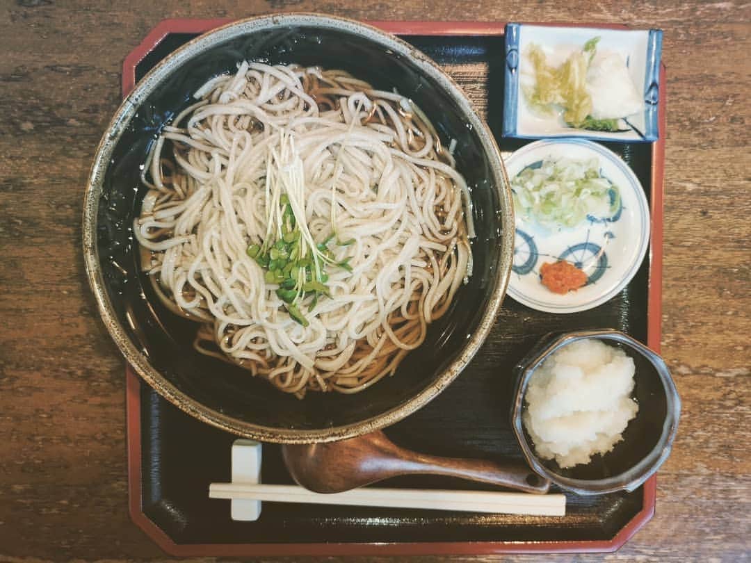池森秀一さんのインスタグラム写真 - (池森秀一Instagram)「盛岡は『ぽらあの雪峰庵』さんで十割蕎麦！辛味大根そばを頂いてきました。大変美味しく頂きました^_^盛岡は4℃とかなり冷えていますが今夜は温かいライヴにしましょうね♪ #DEEN #vocal #池森秀一 #music #musicproducer #newjourney #balladsinlove #tour #東北 #岩手 #盛岡 #蕎麦の世界 #毎日お蕎麦 #十割蕎麦 #ぽらあの雪峰庵」11月20日 12時54分 - ikemori_shuichi
