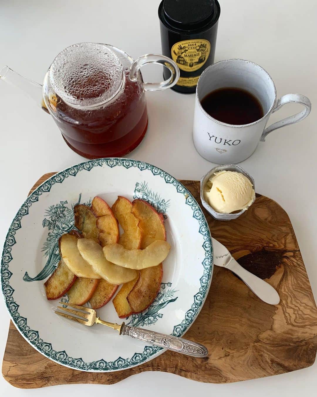 のインスタグラム：「・ ・ 冷蔵庫のりんご🍎と洋梨🍐が傷んできた  で、北海道で必ず買うおこっぺバターで焼いて シナモンかけて　@threetwinsicecream.jp と共に  フルーツ自体が甘いからお砂糖はかけなくても とってもおいしい😋  生で怪しい時は火を入れて食べ物lossをしないように 心がける今日このごろ ・ ・ #ランチ前にデザートかい！ #この後にランチ作る的な😂 #yukoずキッチン」