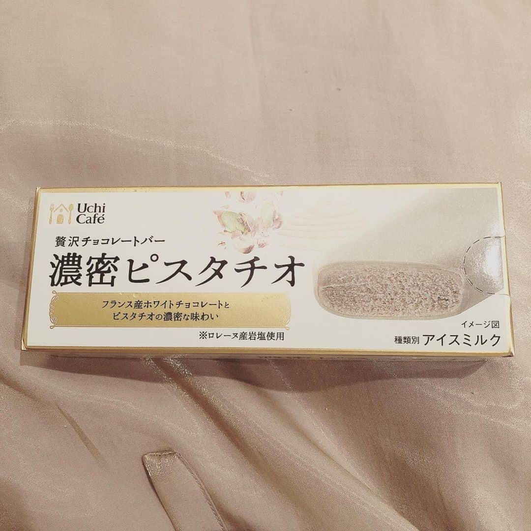 前田玲奈さんのインスタグラム写真 - (前田玲奈Instagram)「騙されないから騙されたと思って食べて！ #uchicafe #贅沢チョコレートバー #濃密ピスタチオ ピスタチオ味のアイスを知らないのはもったいない！！！話してて、意外と知名度が低いことにびっくりします。 ジェラート店では王道かつ大人気のピスタチオフレーバー、最近ではコンビニにもちらほら目にするように✨ 今まで企業の方に「今後何味があると嬉しいですか？」と聞かれ、 「絶対ピスタチオがいいです！」と答えると「ん〜〜〜、原材料が高くてコンビニアイスでは難しいんですよね💦」と返答されていたあのピスタチオ！高級なのです。 パピコピスタチオが出た時アイス界に衝撃が走りました。きっと世間にも。抹茶の香りも少し入っていてパピコの世界観にマッチしてましたね！ そしてこちらのアイスはジェラート店で出てきてもなんら遜色ないです！すごい！ パッケージイラストの荒ぶり弾けるピスタチオと隣の注がれるマヨネーズみたいなのは気になりますが（ホワイトチョコレートだぞ！） 是非食べてみてもらいたい一品。 病みつきになります。 チョコレートとひとつまみのお塩も効いています。全体的に上品。スカートと色合いが合いました。 そしてジェラート店でもピスタチオ食べて比べてみたくなるはず。しめしめ。うふふ。 #アイ活 #ピスタチオ #コンビニアイス　#新作アイス #icecream #アイスフェアリー #ローソン限定」11月20日 12時56分 - maedarena_ice