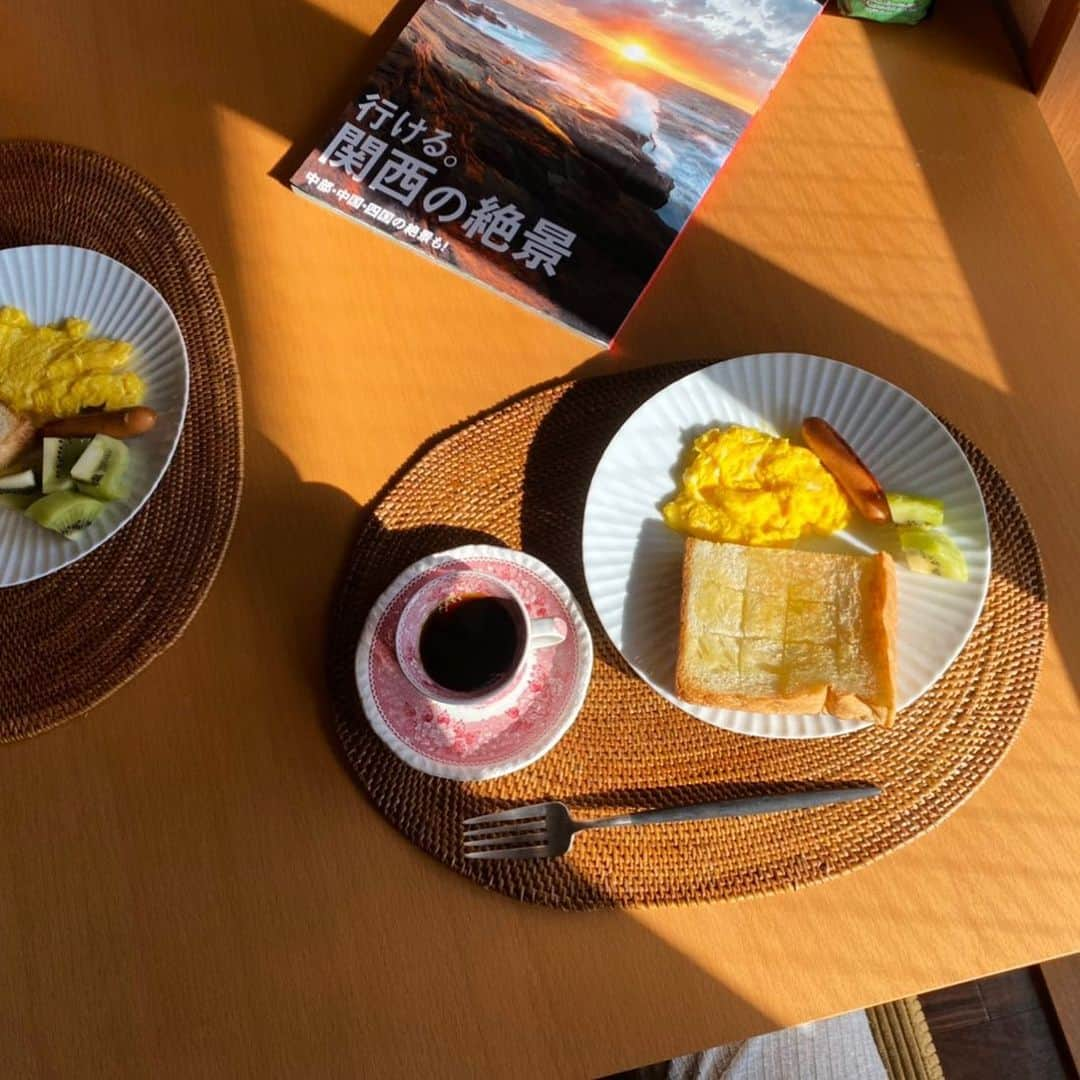 岩崎裕美さんのインスタグラム写真 - (岩崎裕美Instagram)「. 先日新しくできたパン屋さんの食パン。 一斤400円とお高め設定🤭  美味しいけど、私好みではなかったのかもしれない…  残念ながらお味とお値段とかトータル的に考えたら リピートはないなぁ🙈💬 . 休息したい…と思いながら絶景の本見てる。見てるだけ。 ＿＿＿＿＿＿＿＿＿＿＿＿＿＿＿＿＿＿＿＿＿＿＿＿＿ #breakfast #morning #bread #bakery #朝食 #朝ごパン #朝ごはん #モーニング #パン #パン屋 #パン活」11月20日 13時03分 - hiromi_iwasaki