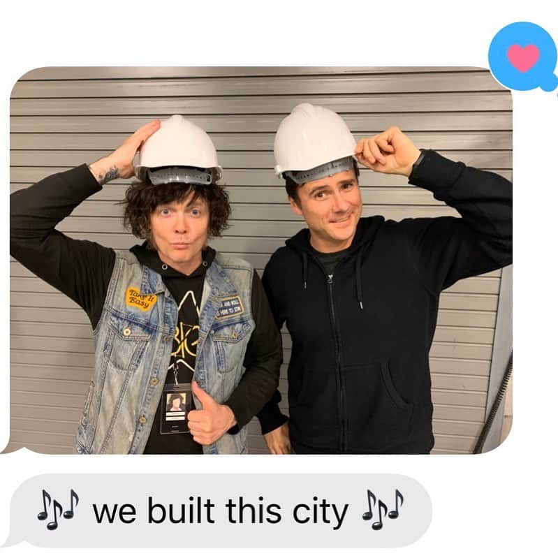 ジム・アドキンスのインスタグラム：「Ran into the Beach Slang crew here in Richmond. Always a rock and roll adventure! @beachslang」