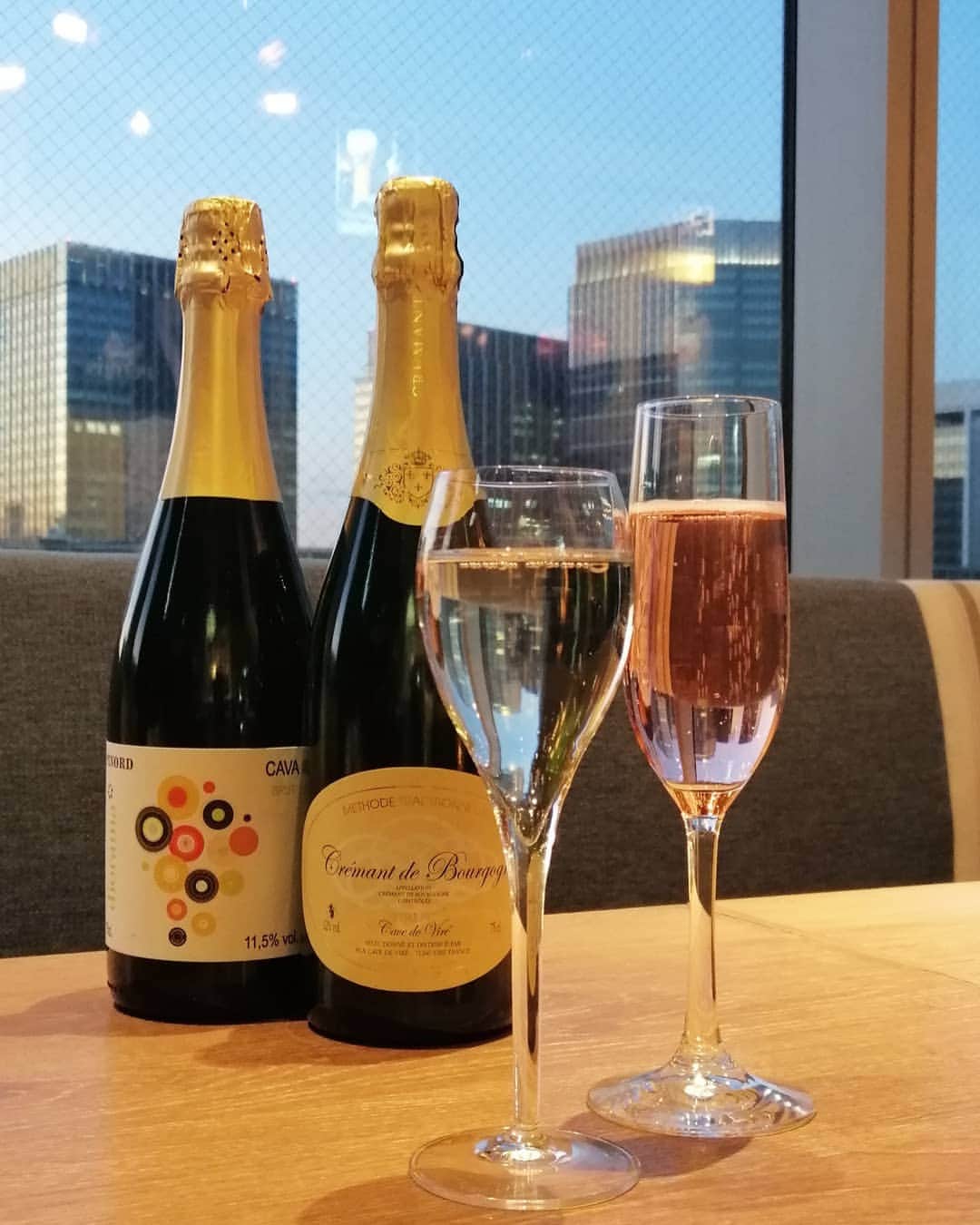 のインスタグラム：「【ワインも大好きです】. . スパークリングワインの 飲み放題プランを始めました！. . 10種類以上を揃えた中から、 お好きなボトルを1本ずつ…… 飲み終えたら、 次は違うタイプのボトルをどうぞ。  3名以上で3000円です😆. . 気になる方、 詳しくはDMくださいまませ🙏 食べログにも情報載せてます🎅 2019.11.20  #スパークリングワイン #スパークリングワイン飲み放題 #スパークリングワインで乾杯  #クラフトビールタップ #クラフトビール #craftbeertap #ビール #ビール女子 #銀座 #銀座ビール #銀座ディナー #銀座ランチ #銀座中華 #銀座女子会 #銀座ごはん #有楽町 #有楽町ビール #有楽町ディナー #有楽町ランチ #有楽町中華 #有楽町女子会 #有楽町ごはん」