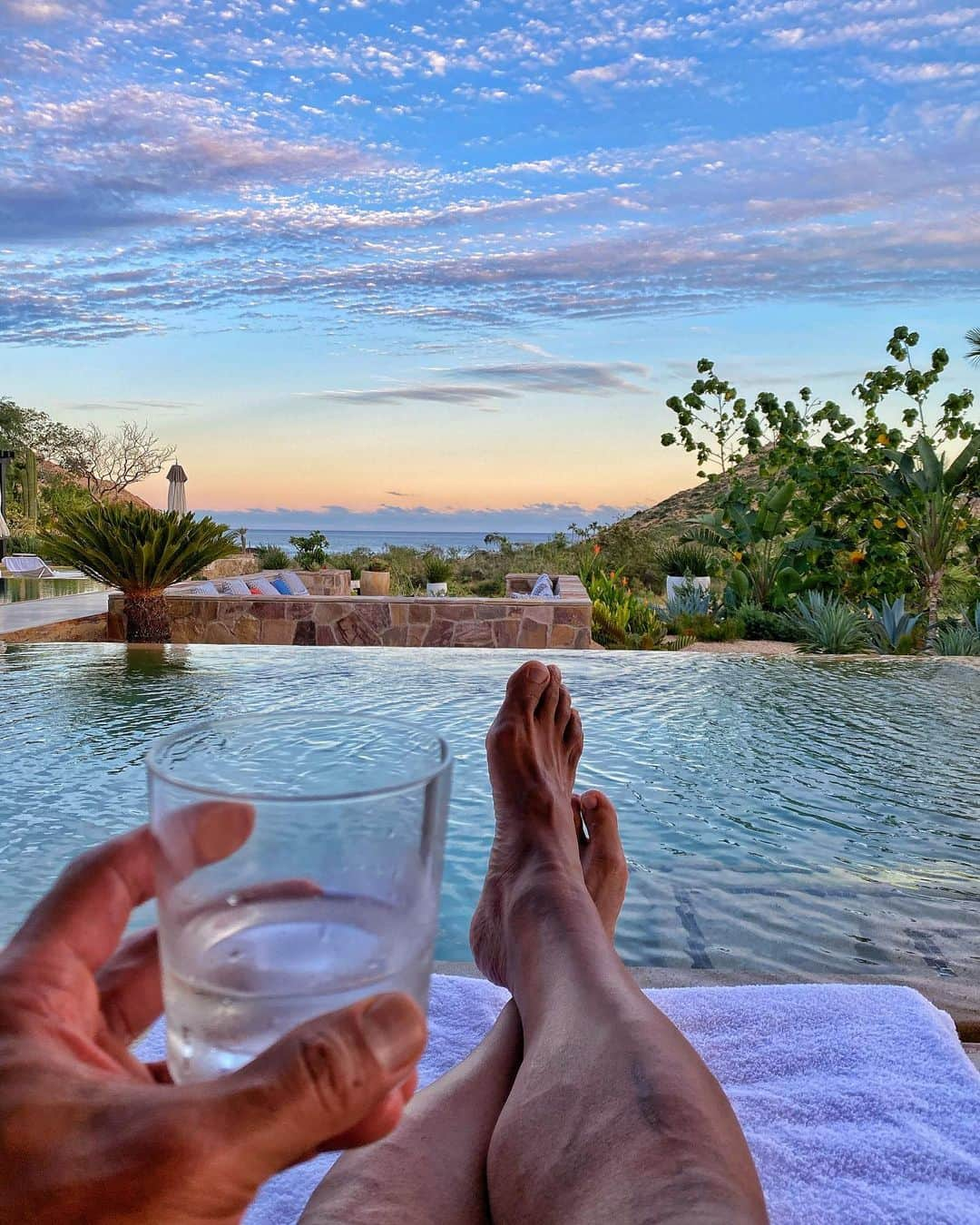 ドウェイン・ジョンソンさんのインスタグラム写真 - (ドウェイン・ジョンソンInstagram)「Good to be back in Mexico and had to raise a glass of my Teremana tequila.  Teremana means “spirit of the earth”, derived from “Terra” meaning earth and “Mana”, the Polynesian spirit/energy that guides us.  Highest quality. Hand crafted.  I rarely kick my Sasquatch feet 🦶🏽up, but this liquid occasion called for it.  Cheers to a productive work week, my friends.  #jumanjithenextlevel  #pressjunket  #mexico #gratitude  #teremana 🥃」11月20日 13時13分 - therock