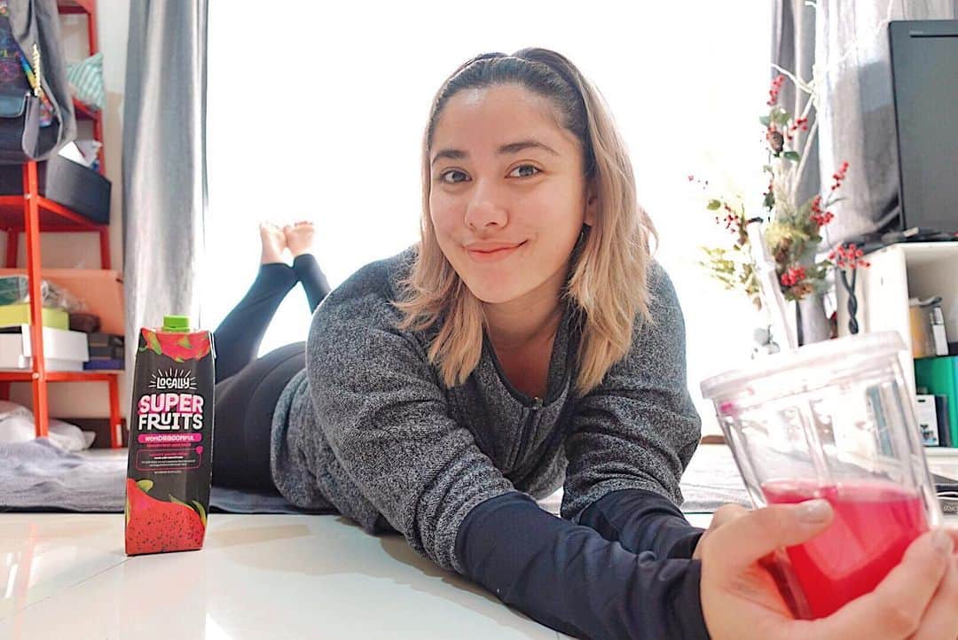 のインスタグラム：「Turning 26 really made me reevaluate how I want my life to go from here on out, I decided to detoxify not just mentally but physically as well. One thing I promised to myself was to only surround myself with people who are good for me, only eat good things and slow down when I needed to. Gone are the days where I hide in the dark getting stressed over things I can’t control - now my life is in my hands and I’m so excited for this next chapter in my life! Today I started by practicing yoga, getting in my headspace and having some @locally_ph dragonfruit juice, which helps with digestion and is rich in antioxidants! When you love and care for yourself only good things follow 💖 . . . #fruitsomesuperinyou #locallyph」