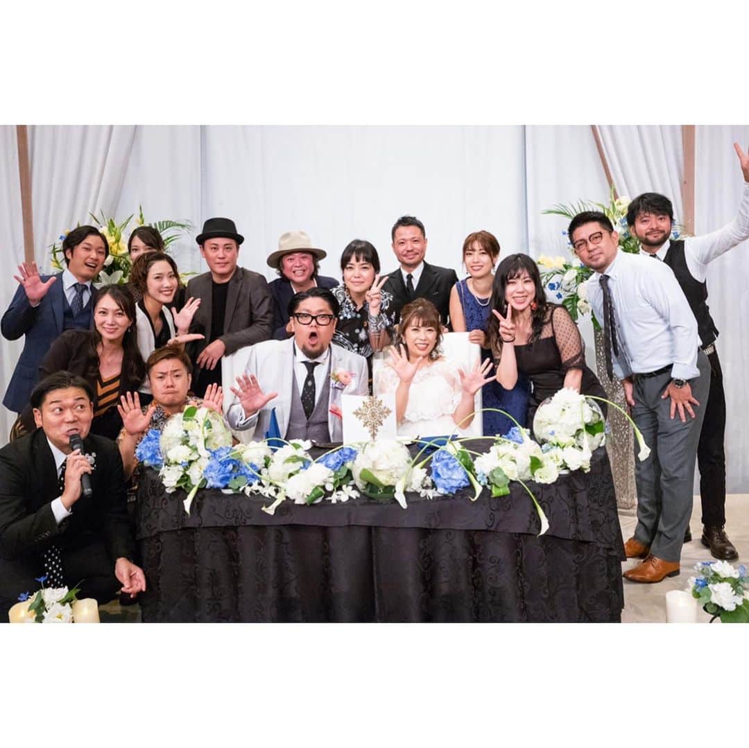 のインスタグラム：「先日、390人超という結婚式に出席させていただきました✨  美容師さんということもあり、業界の方々のお洒落で煌びやかなファッションやヘアスタイルも楽しむことが出来て、出席者に知り合いが多かった事もあり、より楽しめました💗  久しぶりにお会いした同郷のしおりちゃんは歌声でのお祝いも素晴らしい♪  琉球の風なの？のジャンジャンさんとパオさんのダンス共演は、ダンス番組で盛り上がっていた当時を彷彿とさせてくださり大盛り上がり🙌  更には、半分は本物‼︎😂 DA PUMPならぬ、DA POMPの急遽踊ってくれたif...素晴らしかったです👏  結婚式の結びに沖縄では、カチャーシーという手踊りをしますが、デリバさんが会場にいると、フリースタイルになります😍 これがまた面白い🤣  朝から幸せな気分をいただいて、新潟へ行きました✨  新郎の謝辞、良かったです…👏 末永くお幸せに💗」