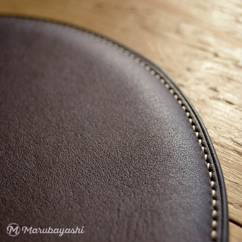 MARUBAYASHIさんのインスタグラム写真 - (MARUBAYASHIInstagram)「* レザーマウスパッド｜Leather mouse pad  中に低反発スポンジを入れて ソフトな手触りにしています。  ステッチ部分を下げて立体的にすることで 手首と擦れないので痛くなりません。  #革 #レザー #leather #皮革 #レザークラフト #マウスパッド #mousepad #手縫い #handsewing #leathercraft #leatherworks #革好き #loveleather #leatherdesign」11月20日 13時24分 - takahiro_marubayashi