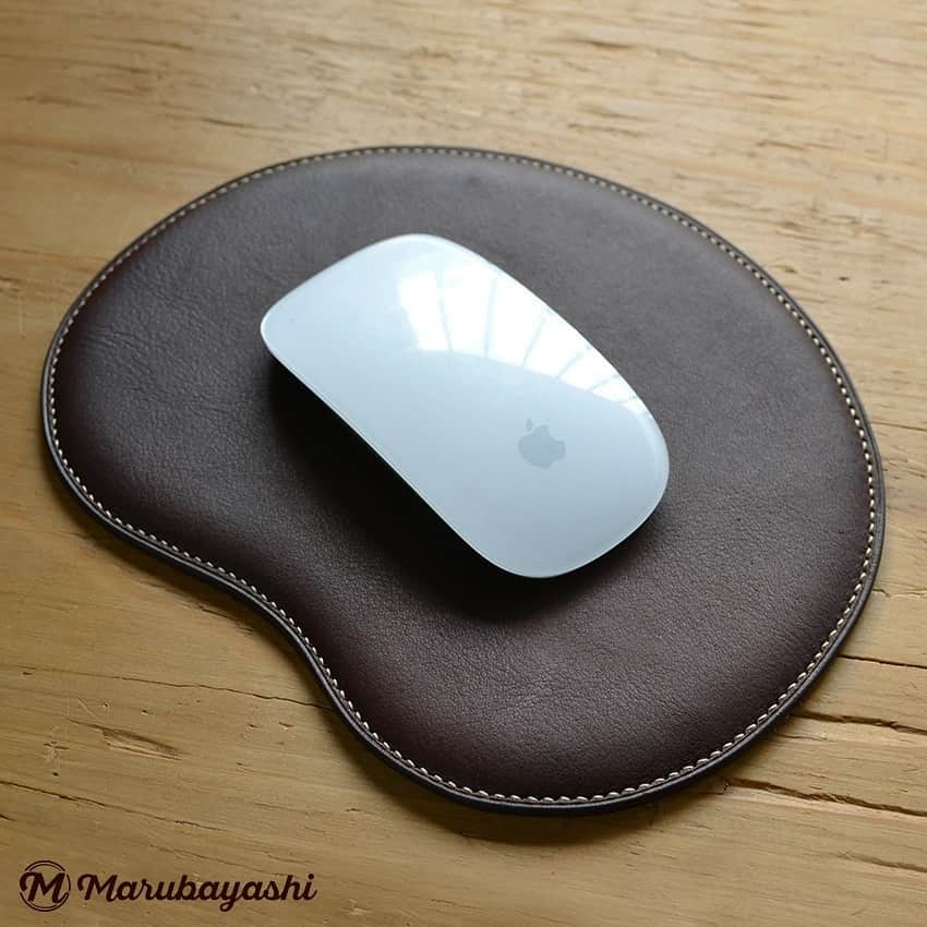 MARUBAYASHIさんのインスタグラム写真 - (MARUBAYASHIInstagram)「* レザーマウスパッド｜Leather mouse pad  中に低反発スポンジを入れて ソフトな手触りにしています。  ステッチ部分を下げて立体的にすることで 手首と擦れないので痛くなりません。  #革 #レザー #leather #皮革 #レザークラフト #マウスパッド #mousepad #手縫い #handsewing #leathercraft #leatherworks #革好き #loveleather #leatherdesign」11月20日 13時24分 - takahiro_marubayashi