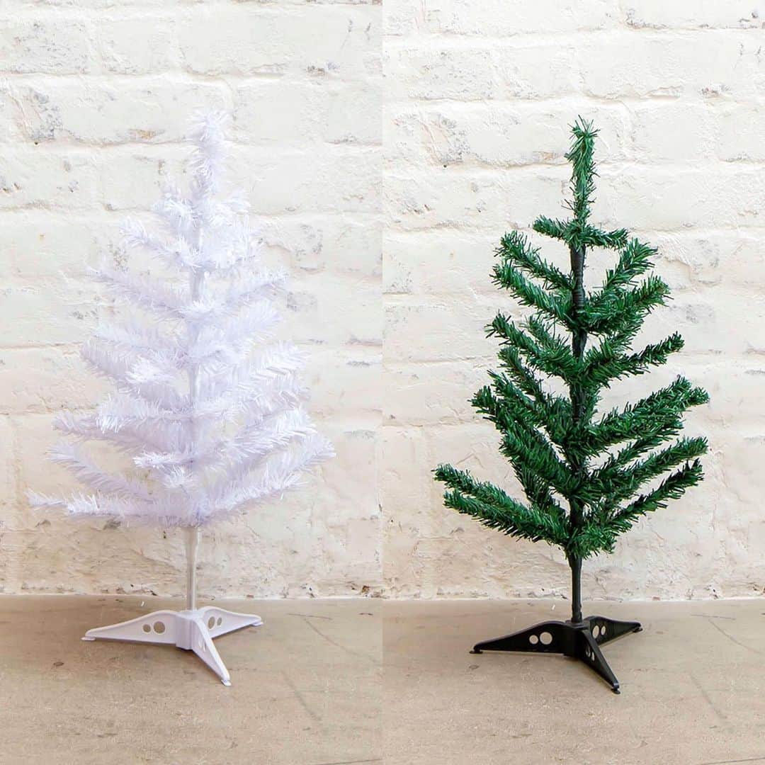3COINSさんのインスタグラム写真 - (3COINSInstagram)「❋ CHRISTMAS TREE ❋﻿ ﻿ ﻿ ◆クリスマスツリー 60cm﻿ (グリーン/ホワイト)﻿ 各￥300＋tax﻿ ﻿ ◆クリスマスツリー 120cm﻿ (グリーン/ホワイト)﻿ 各￥500＋tax﻿ ﻿ ﻿ クリスマス準備はもうお済みでしょうか？﻿ まだの方はぜひ、ツリーの飾り付けから始めてみるのはいかがでしょうか☆﻿ ﻿ 毎年大人気の3COINSのツリーがオススメです♪﻿ 120cmで500円はかなりお得ですよ！！﻿ ﻿ オーナメントもございますので、﻿ クリスマスを楽しむ準備を始めてみましょう！﻿ ﻿ ﻿ ※店舗により在庫・品揃えが異なります。﻿ お問い合わせは各店舗までお願い致します。﻿ ﻿ ※お取り寄せ・お取り置きは行っておりません。﻿ ご了承くださいませ。﻿ ﻿ ﻿ #3COINS #スリーコインズ #スリコ﻿ #クリスマス #christmas #クリスマスツリー﻿ #ツリー #インテリア #クリスマスインテリア﻿ #プチプラ」11月20日 13時41分 - 3coins_official