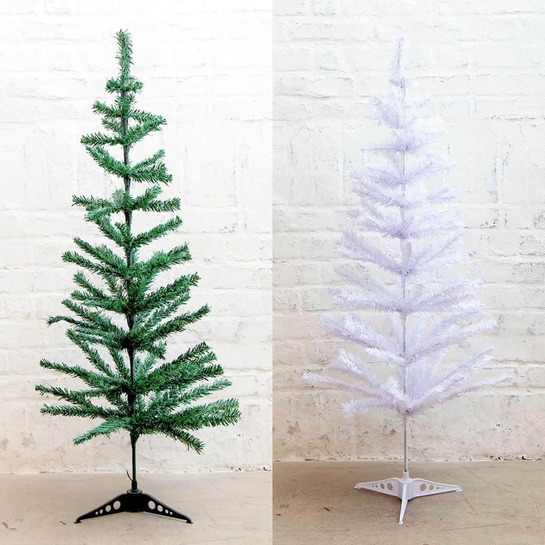 3COINSさんのインスタグラム写真 - (3COINSInstagram)「❋ CHRISTMAS TREE ❋﻿ ﻿ ﻿ ◆クリスマスツリー 60cm﻿ (グリーン/ホワイト)﻿ 各￥300＋tax﻿ ﻿ ◆クリスマスツリー 120cm﻿ (グリーン/ホワイト)﻿ 各￥500＋tax﻿ ﻿ ﻿ クリスマス準備はもうお済みでしょうか？﻿ まだの方はぜひ、ツリーの飾り付けから始めてみるのはいかがでしょうか☆﻿ ﻿ 毎年大人気の3COINSのツリーがオススメです♪﻿ 120cmで500円はかなりお得ですよ！！﻿ ﻿ オーナメントもございますので、﻿ クリスマスを楽しむ準備を始めてみましょう！﻿ ﻿ ﻿ ※店舗により在庫・品揃えが異なります。﻿ お問い合わせは各店舗までお願い致します。﻿ ﻿ ※お取り寄せ・お取り置きは行っておりません。﻿ ご了承くださいませ。﻿ ﻿ ﻿ #3COINS #スリーコインズ #スリコ﻿ #クリスマス #christmas #クリスマスツリー﻿ #ツリー #インテリア #クリスマスインテリア﻿ #プチプラ」11月20日 13時41分 - 3coins_official