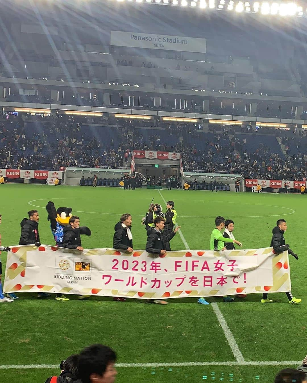 彼方茜香さんのインスタグラム写真 - (彼方茜香Instagram)「サッカー♥ 人生初めてのサッカー観戦！！ 迫力すご！時間経つの早！ 寒くてビールが温くならない（笑） #キリンチャレンジカップ2019 #吹田スタジアム #村西さん安定の面白さ #こら #スポーツ観戦 #ええですね #とても良席でした  #今週スポーツ週間 #23日はバレーボール #24日は京セラドーム」11月20日 13時33分 - serikaochikata