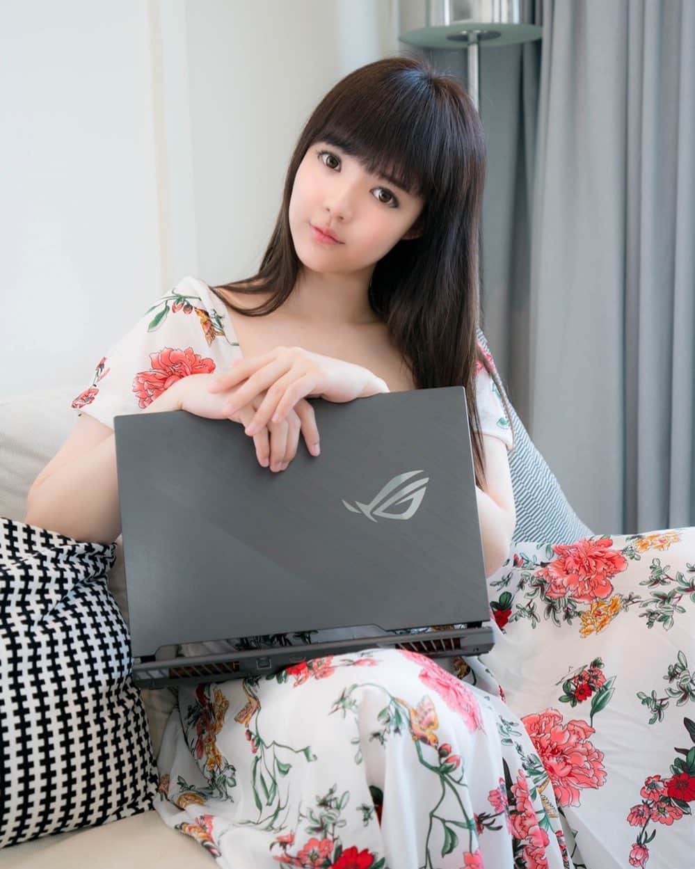 YingTzeさんのインスタグラム写真 - (YingTzeInstagram)「Just casual me and my new ROG STRIX SCAR III . ❤️✨ Thank you @asusrog.my ! ❤️ _ Will be in Taiwan from the 20th-25th November so I won’t be streaming till next Tuesday. Please wait for me to come backkk 🤣 📸 @17.ambition  #blessed #ytzgaming #asusrog #republicofgamers #rogmykol #gamergirls #gamermalaysia」11月20日 13時35分 - yingtze