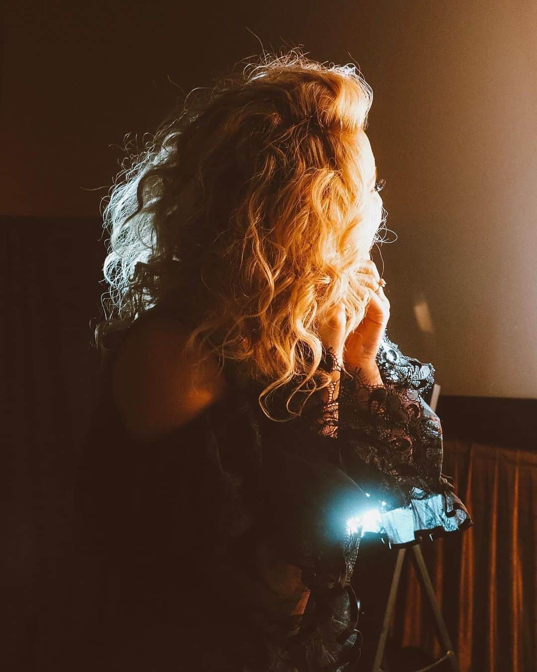 トーライ・ケリーのインスタグラム：「✨keep your head up, my love✨ . . . . . (📷: @kamaricopeland)」
