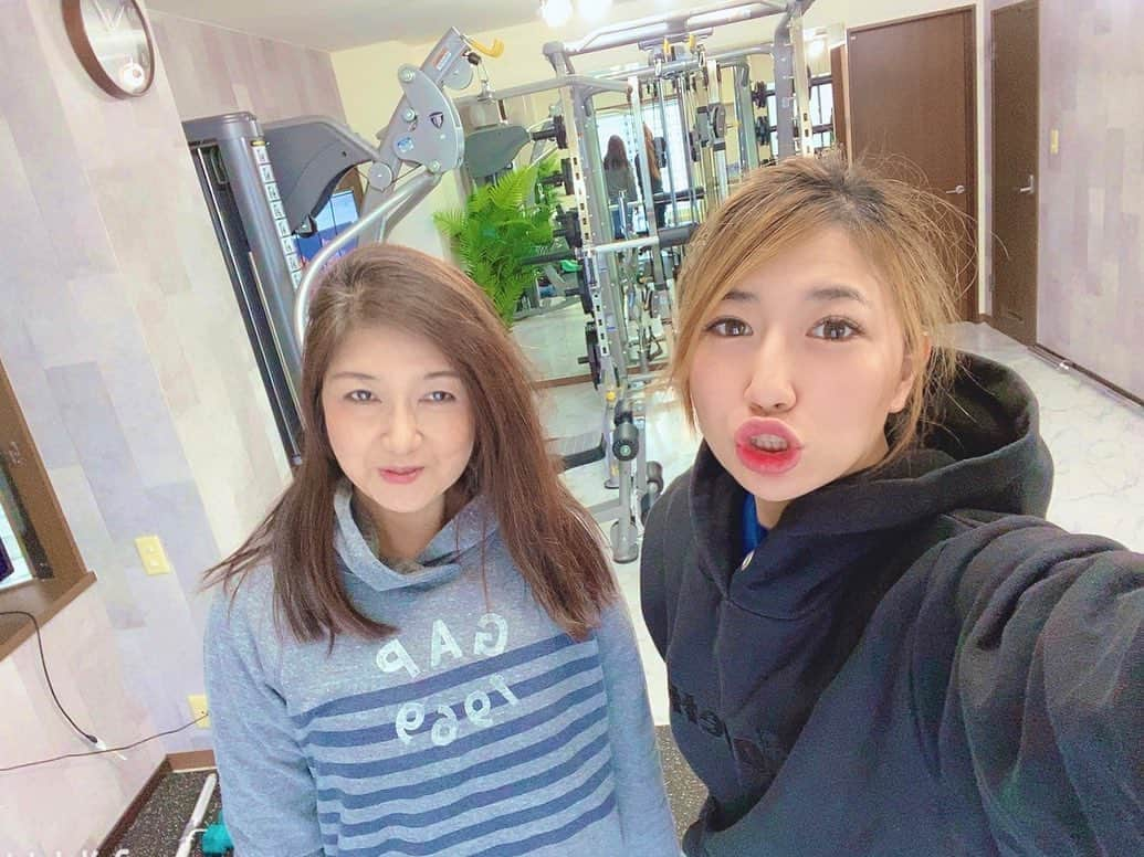 宮川杏奈さんのインスタグラム写真 - (宮川杏奈Instagram)「#パーソナルトレーナーの食事 #低糖質トレーナー . 来週のハワイに向けて ママも筋トレ頑張っております🏋🏽‍♀️💕 セッション終わりは たまたま私も空き時間だったので モスバーガーで🍔 お決まりのテリヤキチキンバーガーの菜摘🤲🏽 . 糖質制限中の外食はモスで乗り切れます⭕️ .  #上越YG #パーソナルトレーナー #筋肉女子 #トレーニング女子 #ケトジェニックライフ #ケトジェニックダイエット #ボディメイク #フィットネス #ダイエット #トレーニング #ワークアウト #低糖質高タンパク #低糖質ダイエット #低糖質 #ローカーボ #ロカボ食品 #ロカボ #低糖質ごはん #糖質オフ #パーソナルトレーナーの生活 #トレーニングジム #パーソナルトレーニング #プライベートジム #パーソナルトレーニングジム #ビーチバレー選手 #バレーボール選手」11月20日 13時36分 - an1221na