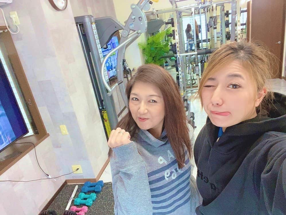 宮川杏奈さんのインスタグラム写真 - (宮川杏奈Instagram)「#パーソナルトレーナーの食事 #低糖質トレーナー . 来週のハワイに向けて ママも筋トレ頑張っております🏋🏽‍♀️💕 セッション終わりは たまたま私も空き時間だったので モスバーガーで🍔 お決まりのテリヤキチキンバーガーの菜摘🤲🏽 . 糖質制限中の外食はモスで乗り切れます⭕️ .  #上越YG #パーソナルトレーナー #筋肉女子 #トレーニング女子 #ケトジェニックライフ #ケトジェニックダイエット #ボディメイク #フィットネス #ダイエット #トレーニング #ワークアウト #低糖質高タンパク #低糖質ダイエット #低糖質 #ローカーボ #ロカボ食品 #ロカボ #低糖質ごはん #糖質オフ #パーソナルトレーナーの生活 #トレーニングジム #パーソナルトレーニング #プライベートジム #パーソナルトレーニングジム #ビーチバレー選手 #バレーボール選手」11月20日 13時36分 - an1221na