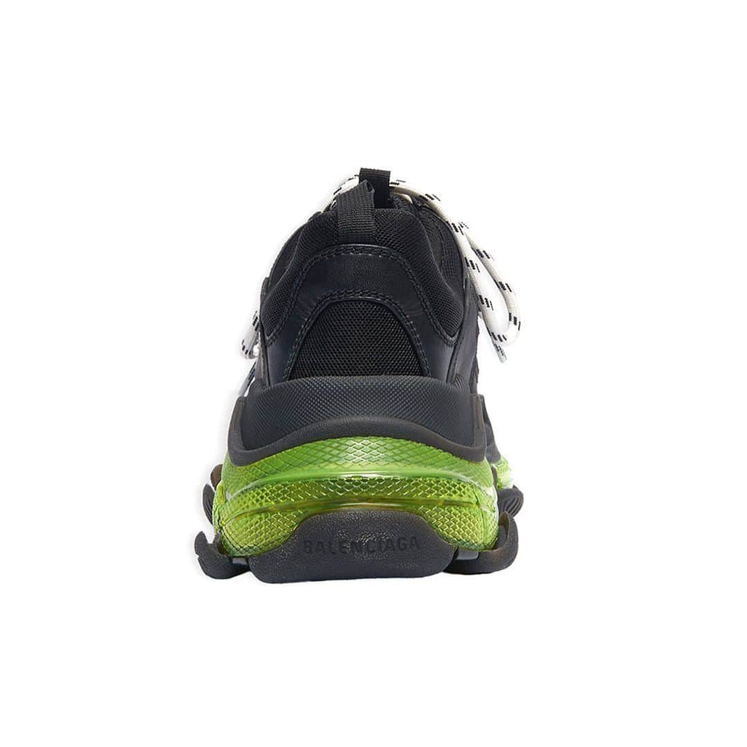 HYPEBEASTさんのインスタグラム写真 - (HYPEBEASTInstagram)「@hypebeastkicks: @balenciaga has unveiled a “Black/Neon Yellow” offering of its Triple-S sneaker. The chunky shoe features a black leather-free upper contrasted against a “Neon Yellow” triple-stacked technical sole unit. Cop a pair now from Balenciaga boutiques and online for $995 USD.⁠⠀ Photo: Balenciaga」11月20日 13時51分 - hypebeast