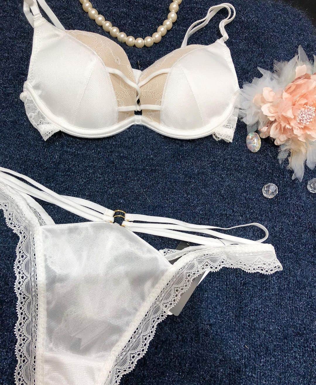 Ravijour札幌4丁目プラザ店のインスタグラム：「#ONSALE 綺麗なバストの形を作りながら谷間メイクを実現できるランジェリーのご紹介です💓 詳しくはBLOG更新したので TOPから飛んでご覧下さい✨  #ラヴィジュール #ravijour_official  #ravijoursapporo  #ravijourstaff」