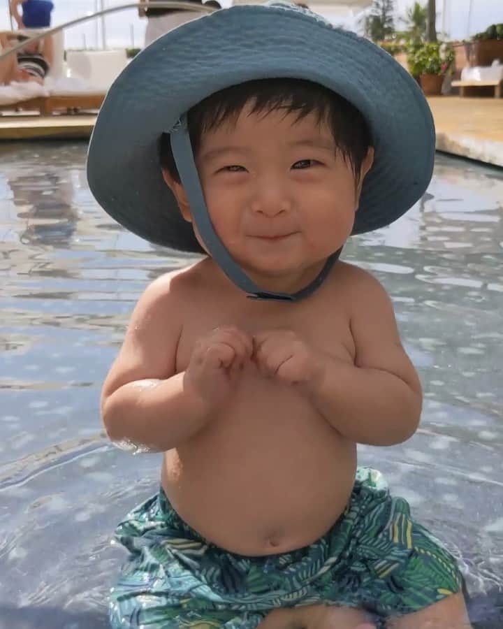 ソンイのインスタグラム：「プール遊び大好きみたい🥺🌺🌈🏖 #生後8ヶ月 #男の子ベビー #プールデビュー」