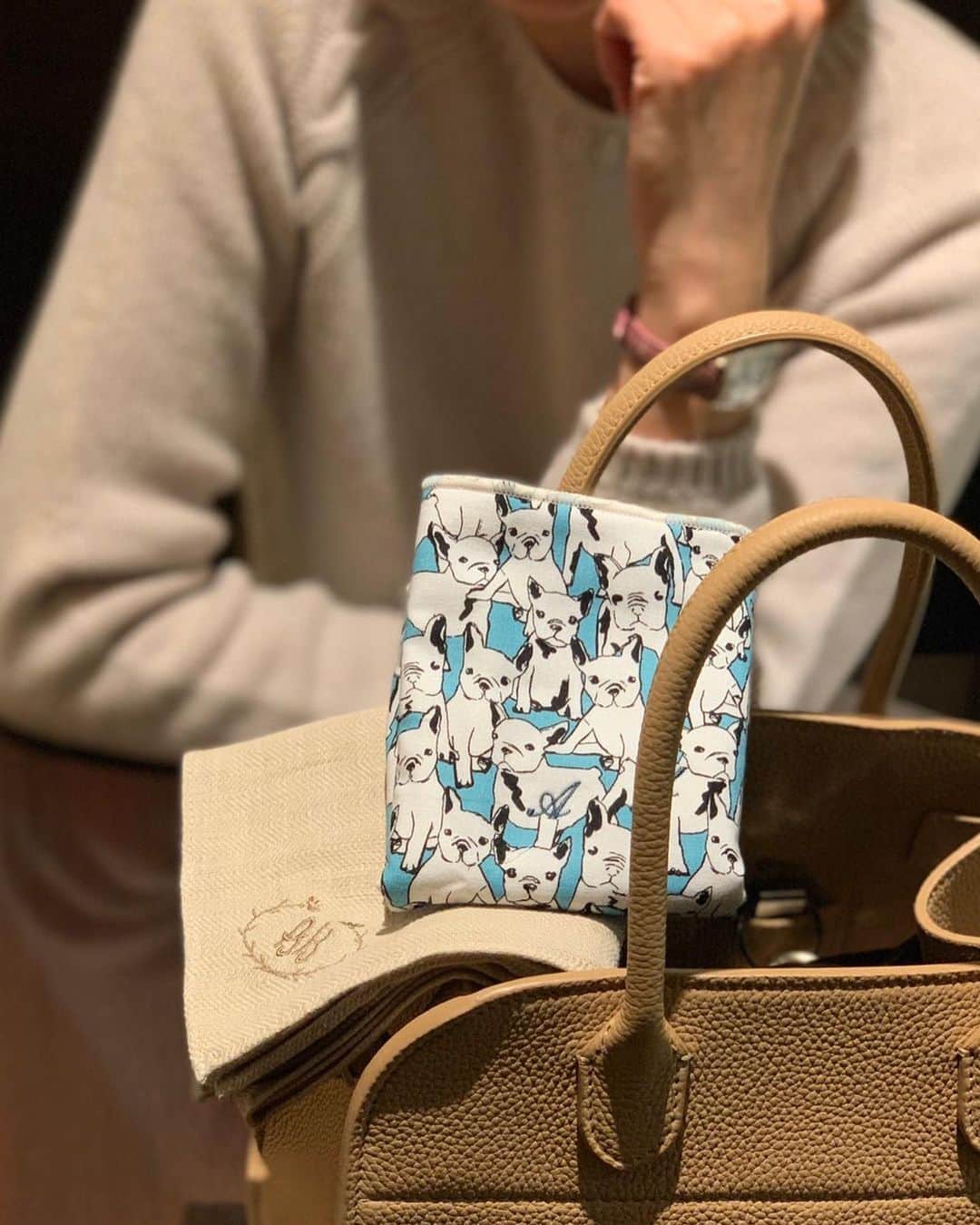 川原亜矢子のインスタグラム：「My favorite handkerchief.  Love french bulldog. #present #フレンチブルドック #フレブル #ハンカチ #お気に入り #プレゼント #ヨジンサ #ヨジンサちゃん」