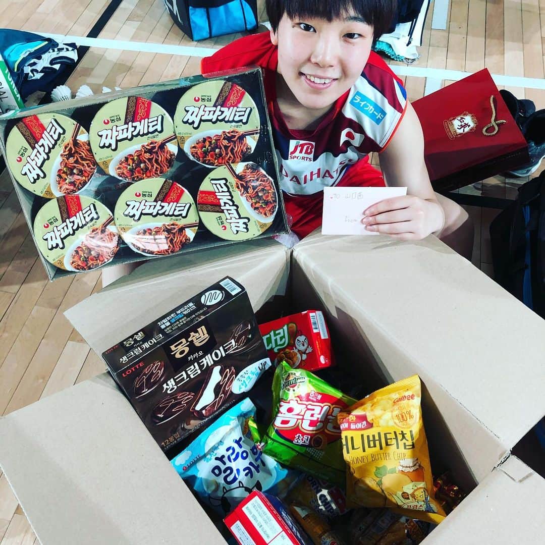 のインスタグラム：「韓国のファンの方からプレゼント戴きました！ わざわざ体育館に送ってくれててビックリ！ ありがとうございます！  감사합니다.  #Thankyou #ありがとう #감사합니다 #お菓子いっぱい #カップ麺 #たまにパック #みんなで #いただきます  #インスタグラム #お久しぶりです」