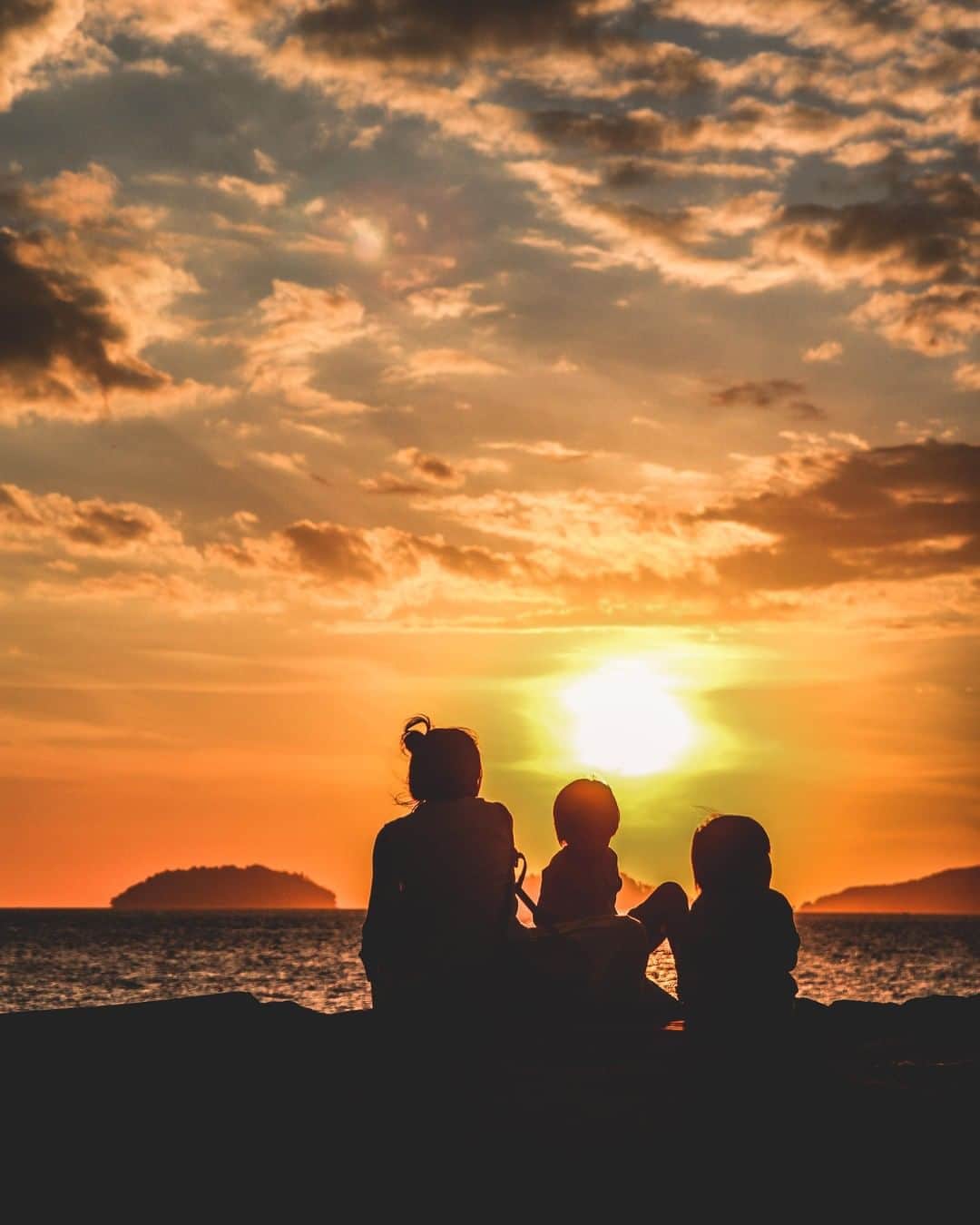Canon Asiaのインスタグラム：「This heartwarming 💖 moment taken against the backdrop of Tanjung Aru’s sunset captured our hearts. You don’t always have to put faces into family 👪 photographs, capturing silhouettes are just as effective to bring out the beauty of familial ties. . 📷 Image by @key_to_kye shot using the Canon EOS 1200D | f/3.2 | 1/4000s | ISO 100 | 50mm  Want your photos to be featured too? Tag them with #canonasia or submit them on My Canon Story, link in bio!  #canonasia #photography #sunset #silhouette #family #familyphotography #sunsetphotography #tanjungaru #tanjungarubeach #sabah」
