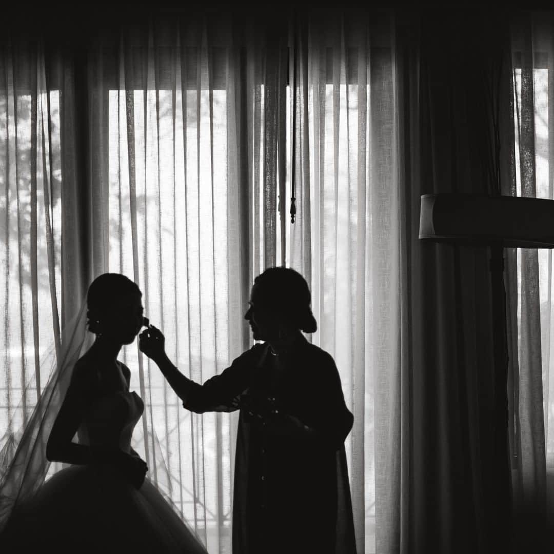 YouAさんのインスタグラム写真 - (YouAInstagram)「. . #wedding #weddingdress  #cebu #abaca #resortwedding . . . こういう写真を撮りたくてウェディングフォトを 始めました。花嫁さんを綺麗にしようとする スタッフ(ヘアメイク)が写っている写真。 ルミさんが笑っている 新婦さんもきっと笑っている 表情は見えないけど、伝わってくる写真が わたしは好きです。 結婚式、シーンだけを撮るんじゃなくて 1日を記録として撮影していくスタイルが わたしは好きでプロデュースしています。」11月20日 14時10分 - youa.dressstylist