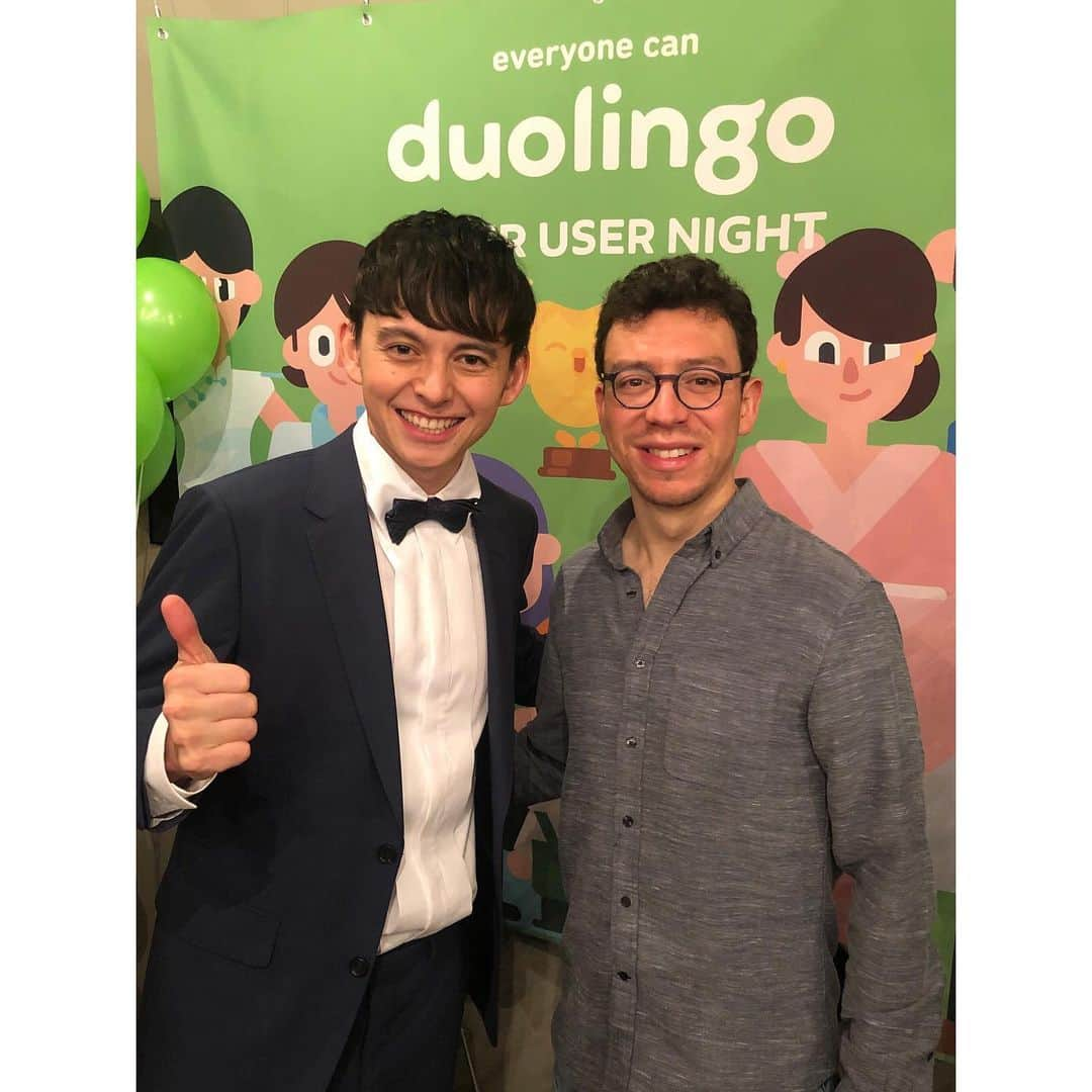 ハリー杉山さんのインスタグラム写真 - (ハリー杉山Instagram)「そして昨日は @duolingo のイベントMCも！世界で一番ダウンロードされている語学アプリ、duolingo. 世界中の方々に"言葉"と言う一生の宝を与え、シリア難民など戦火から逃げだした人々にも異国で生きる力を差し伸べる素晴らしいアプリです。写真はCEOの @luisvonahn さんと^ ^  Great times with @duolingo ,  @luisvonahn and with the users! the sheer determination to bring this where it is!!!! fab.  wearing @dunhill #dunhill」11月21日 1時05分 - harrysugiyama