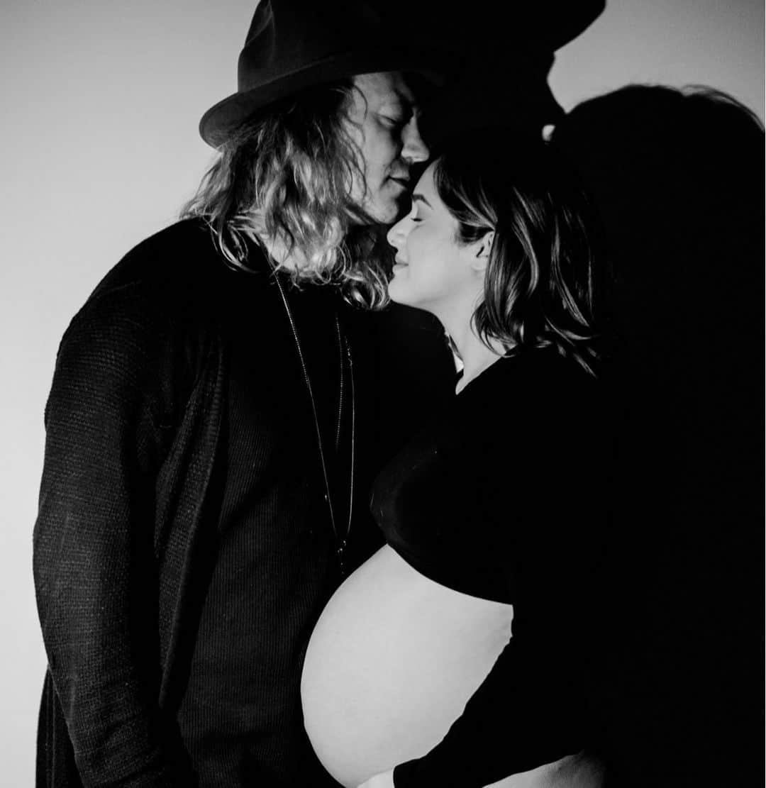 チャチー・ゴンザレスのインスタグラム：「Mom and Dad still patiently waiting...baby girl is SO cozy in my belly. Could not have made it through this without my love, my rock ❤️ 📸: @annianastasia 🏠: @kotiapartments」