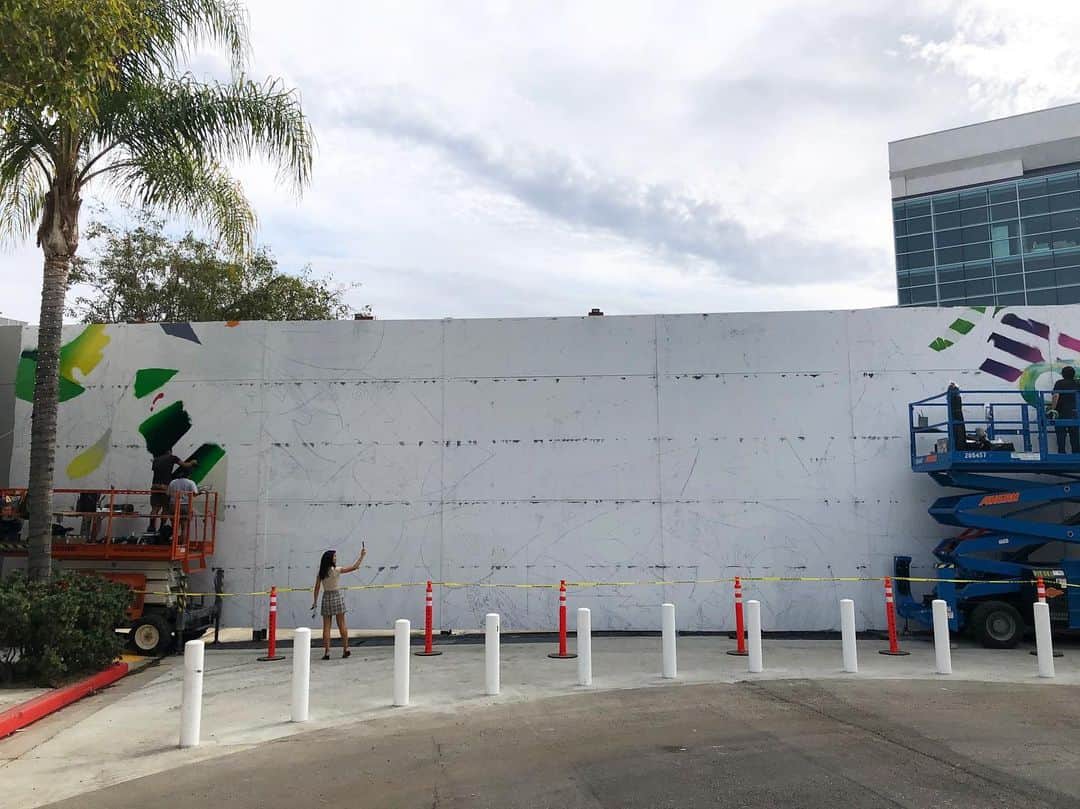 松山智一のインスタグラム：「Getting started and excited with a new mural commissioned by the City of Beverly Hills/ Fine Arts Commission. located on N Canon Drive and Wilshire Blvd. LA be ready, I’m excited to be a part of the community 🏖  ビバリーヒルズ市からの依頼で新しい壁画を西海岸で着工スタート。25m幅とBowery Muralより大きい。ロデオドライブ近郊なので、お近くの方観に来てください。しばらくここからパブリックアート続きます。」
