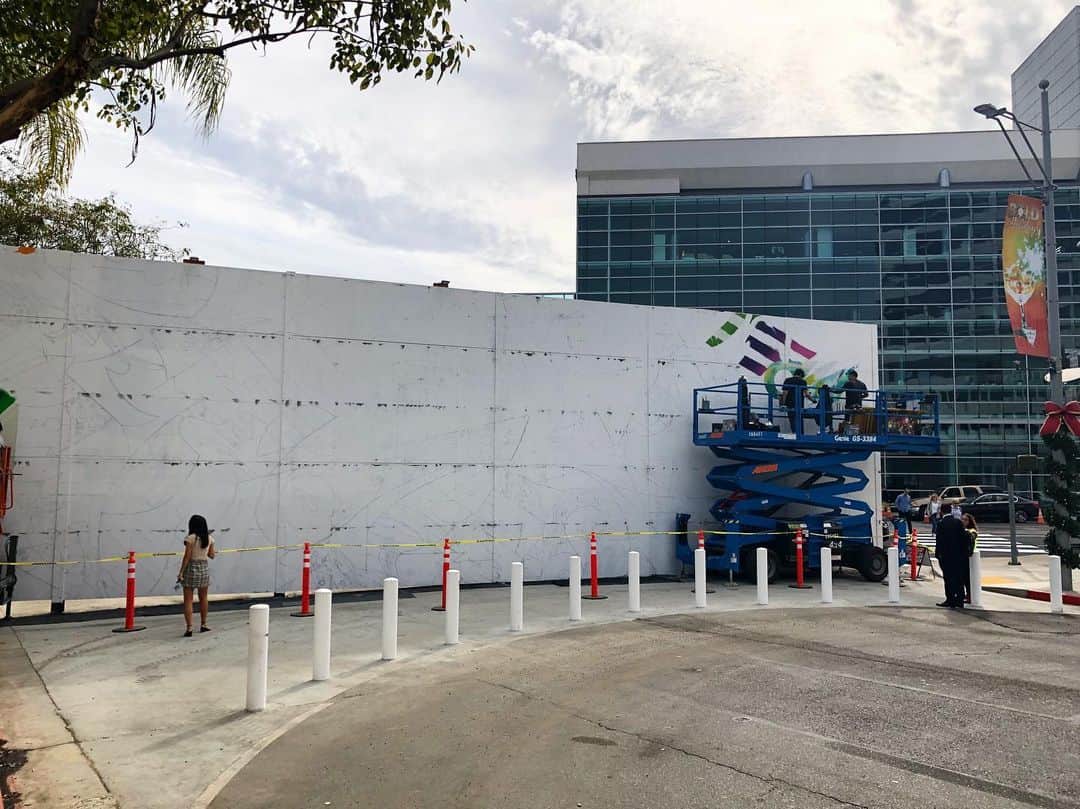 松山智一さんのインスタグラム写真 - (松山智一Instagram)「Getting started and excited with a new mural commissioned by the City of Beverly Hills/ Fine Arts Commission. located on N Canon Drive and Wilshire Blvd. LA be ready, I’m excited to be a part of the community 🏖  ビバリーヒルズ市からの依頼で新しい壁画を西海岸で着工スタート。25m幅とBowery Muralより大きい。ロデオドライブ近郊なので、お近くの方観に来てください。しばらくここからパブリックアート続きます。」11月20日 23時37分 - tomokazumatsuyama