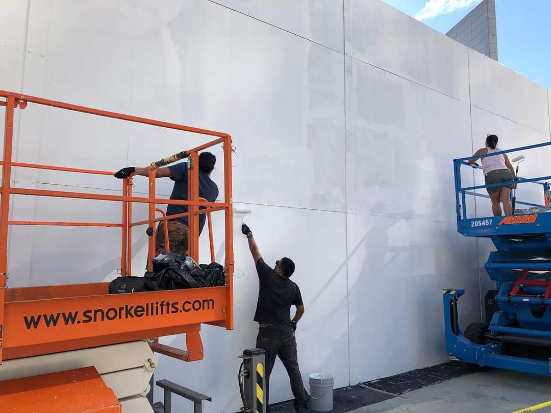 松山智一さんのインスタグラム写真 - (松山智一Instagram)「Getting started and excited with a new mural commissioned by the City of Beverly Hills/ Fine Arts Commission. located on N Canon Drive and Wilshire Blvd. LA be ready, I’m excited to be a part of the community 🏖  ビバリーヒルズ市からの依頼で新しい壁画を西海岸で着工スタート。25m幅とBowery Muralより大きい。ロデオドライブ近郊なので、お近くの方観に来てください。しばらくここからパブリックアート続きます。」11月20日 23時37分 - tomokazumatsuyama