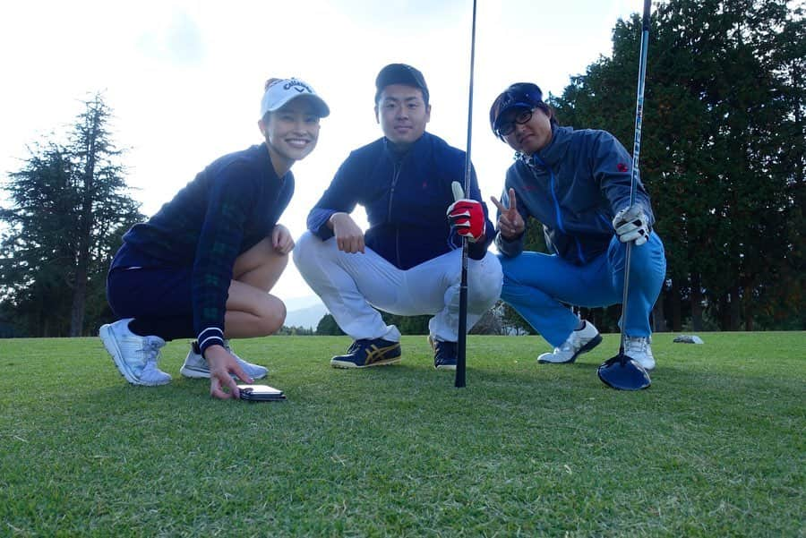 佐野伶莉のインスタグラム：「おやすみだったので先輩とゴルフ🏌️‍♀️ 天気が良くて、気持ち良かった〜！！途中たぬきが🐶🐶 さぁ、また明日から仕事頑張ります〜！！#ゴルフ」