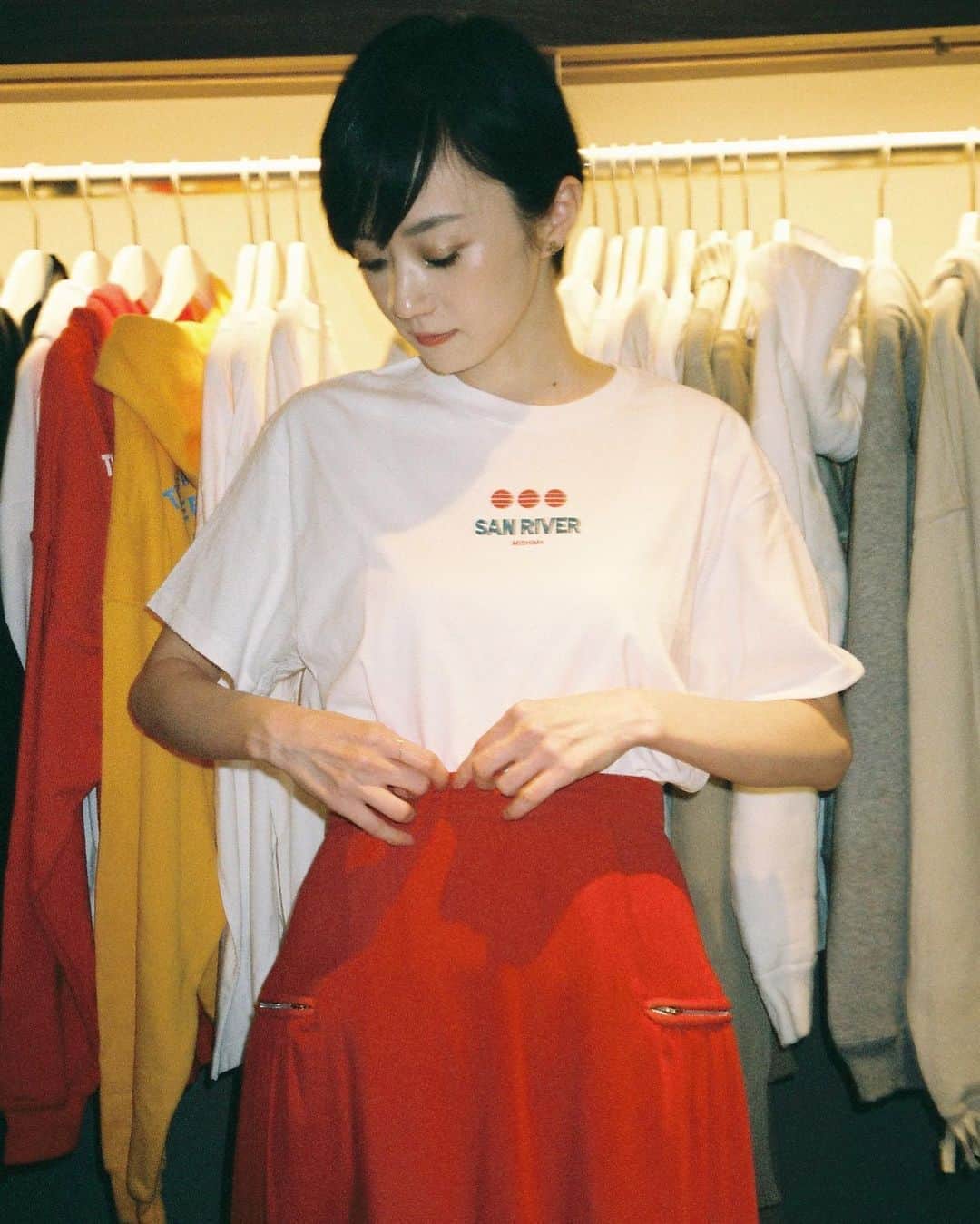 藤井祥子のインスタグラム：「. 🍍ミシママートTシャツ🍍 @mishimamartampm3  こないだの展示会時の写真📸 てしありがとう〜！ . . @harmony_genztyler  @skinwrapsaroundtheworld . . stockist @js_relume」