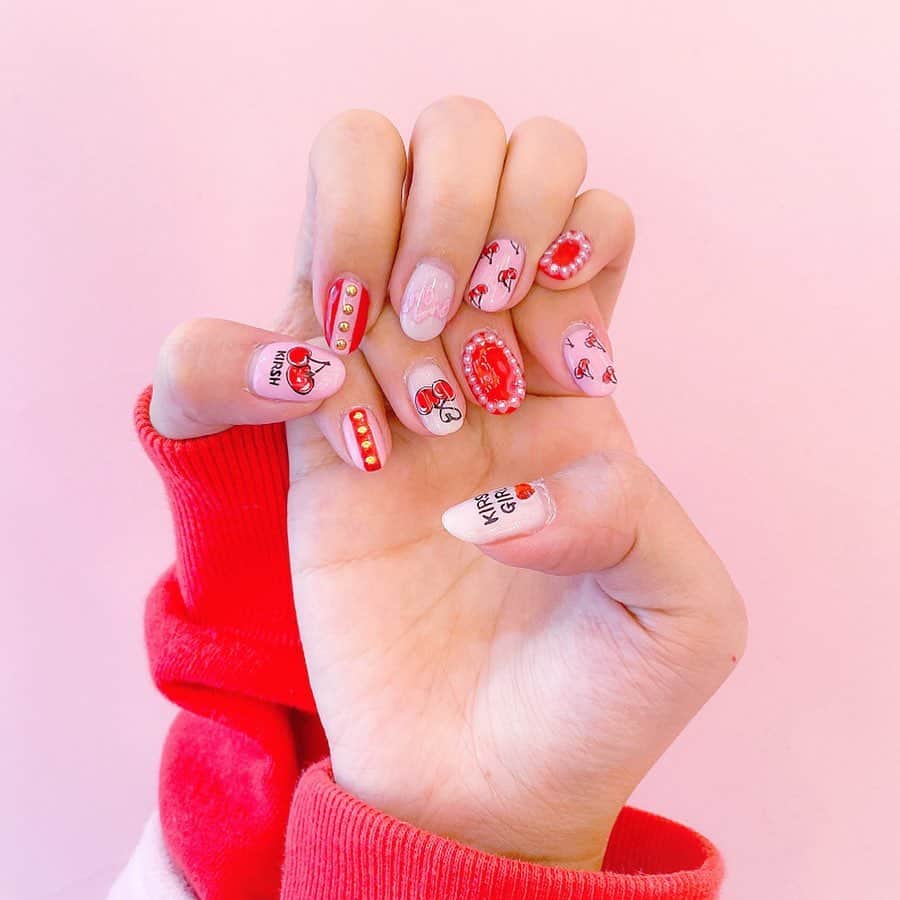 tomomi ❤︎ よしはしともみ ❤︎さんのインスタグラム写真 - (tomomi ❤︎ よしはしともみ ❤︎Instagram)「. . 💋🍭🍒 New Nail 🍒🍭💋 . 韓国にいくから韓国🇰🇷っぽいネイルにしたくて 韓国ブランドの @kirsh_official のさくらんぼ🍒ネイルに💗 . うぅ〜🥺❣️めちゃめちゃかわいい🍫 思い描いてた雰囲気になって大満足💒☁️ . @mumnails_nailsalon いつもありがとうございます〜💌 . #nail #kirsh #kirshnail #kirshgirl #cherrynail #cherrynails #pinknails #koreanails #ネイル　 #ネイルデザイン #ネイルデザイン2019 #チェリーネイル #さくらんぼネイル #ピンクネイル #kirshネイル #イラストネイル #ロゴネイル #ブランドネイル」11月20日 23時41分 - tomomi_yoshihashi