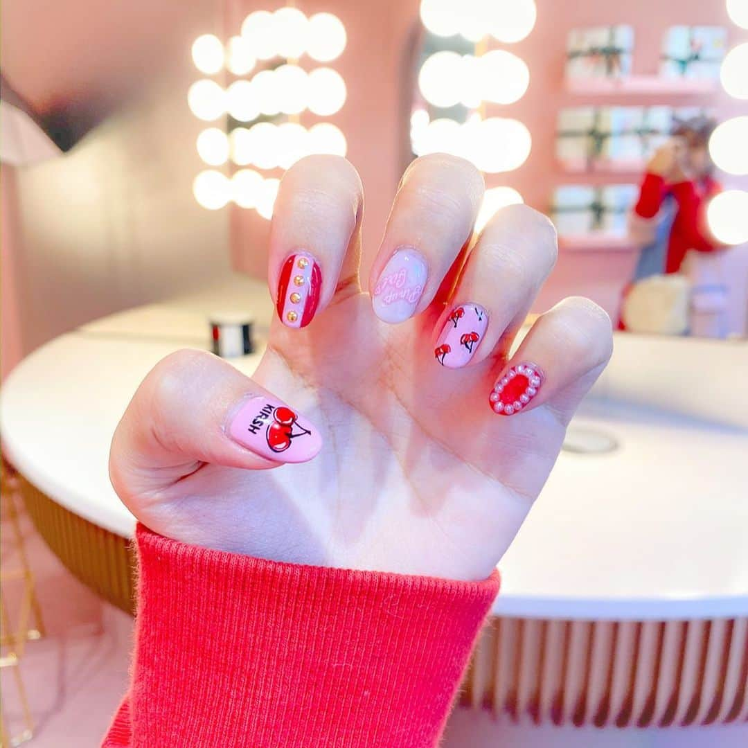 tomomi ❤︎ よしはしともみ ❤︎さんのインスタグラム写真 - (tomomi ❤︎ よしはしともみ ❤︎Instagram)「. . 💋🍭🍒 New Nail 🍒🍭💋 . 韓国にいくから韓国🇰🇷っぽいネイルにしたくて 韓国ブランドの @kirsh_official のさくらんぼ🍒ネイルに💗 . うぅ〜🥺❣️めちゃめちゃかわいい🍫 思い描いてた雰囲気になって大満足💒☁️ . @mumnails_nailsalon いつもありがとうございます〜💌 . #nail #kirsh #kirshnail #kirshgirl #cherrynail #cherrynails #pinknails #koreanails #ネイル　 #ネイルデザイン #ネイルデザイン2019 #チェリーネイル #さくらんぼネイル #ピンクネイル #kirshネイル #イラストネイル #ロゴネイル #ブランドネイル」11月20日 23時41分 - tomomi_yoshihashi