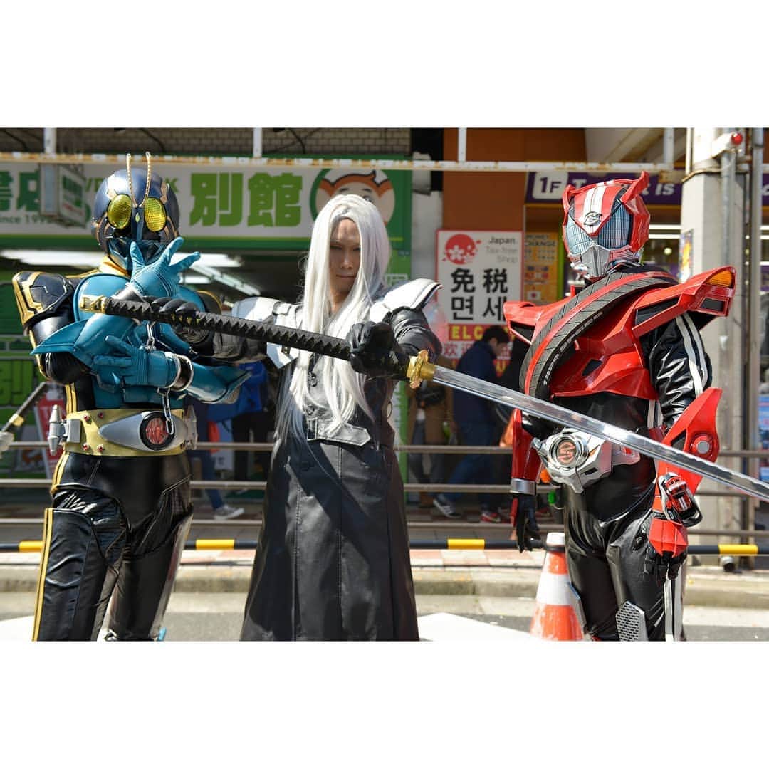 永崎遼のインスタグラム：「. Thank you for your time. Makasih yah sudah menonton. . Sangou helping to store Sephiroth's long long sword(Masamune)😄 . セフィロスさんの超長い正宗の納刀を手伝う3号w .  #ff7 #ff7リメイク #finalfantasyvii #finalfantasy #ストフェス #ストリートフェスタ #仮面ライダー #cosplay #セフィロス #cosplayer #sephiroth #ffvii #ffviiremake #cosplayers #仮面ライダードライブ #figure #ニチアサ #nichiasa #japonya #kahraman #yaponiya #karikatura #costume #otaku #kostyum #コスプレ #tokusatsu #kamenrider #maskedrider #toku」