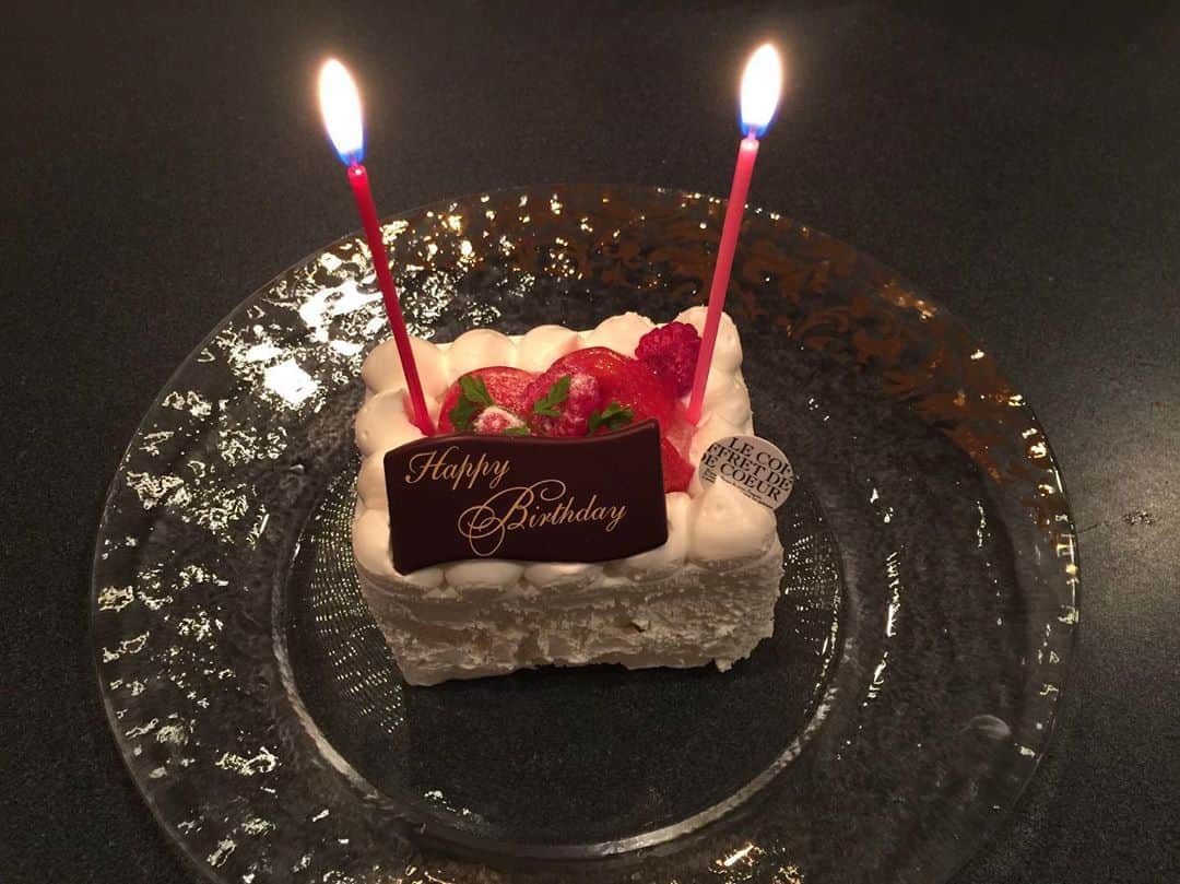 木口亜矢のインスタグラム：「はじめてチョコレートを食べて 「これおいしーね」と感激してました #happybirthday」