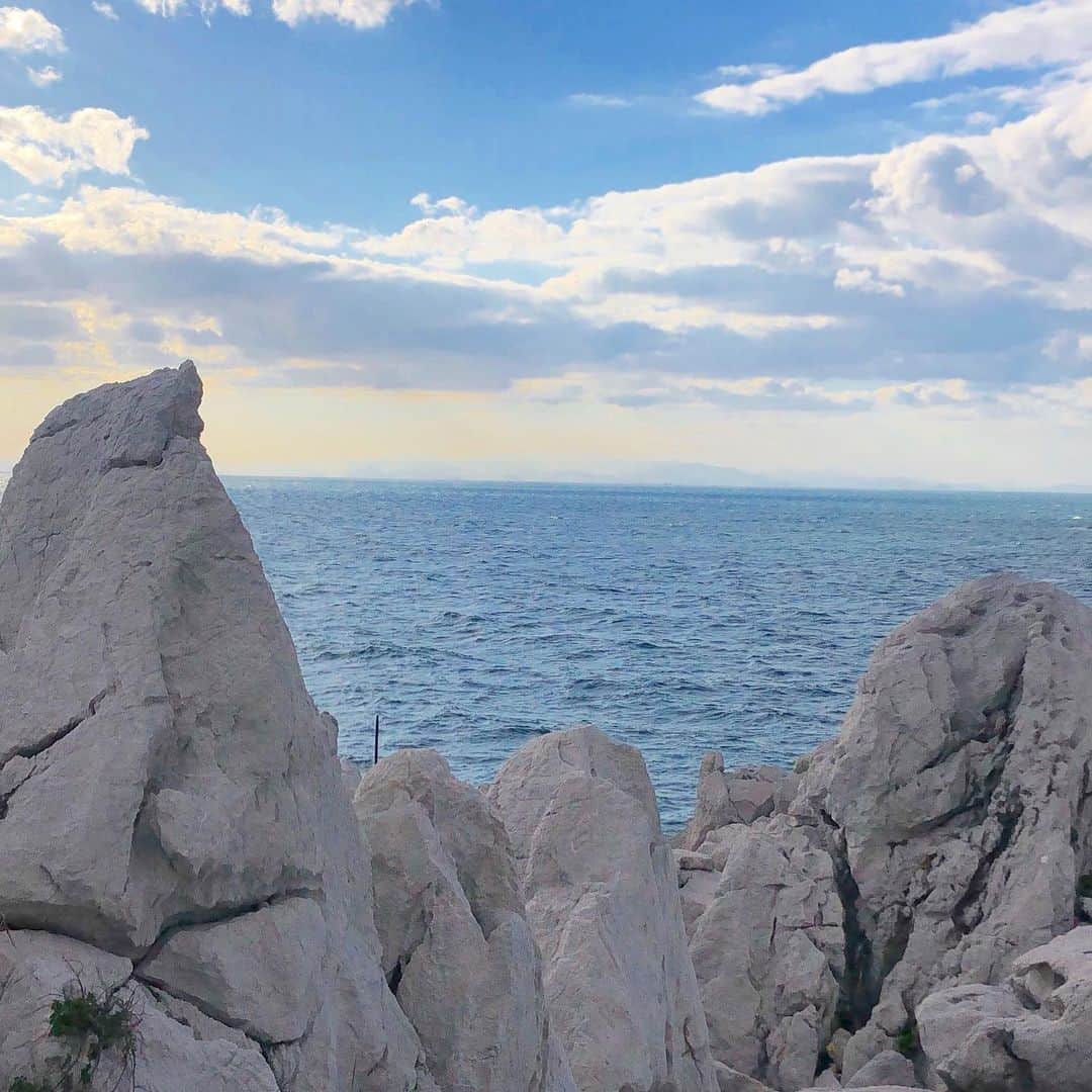 山本瑠香さんのインスタグラム写真 - (山本瑠香Instagram)「白崎海洋公園🌊 . 和歌山県由良町にある絶景ドライブスポット✨ 青い海、青い空、白い岩のコントラストが とても綺麗で景色に魅了されました❤︎ みなさんにもぜひ行ってみてほしいスポットです♪ . . #wakayama #insta_wakayama #和歌山 #和歌山観光 #白崎海洋公園」11月20日 23時53分 - ruka_1010_team8