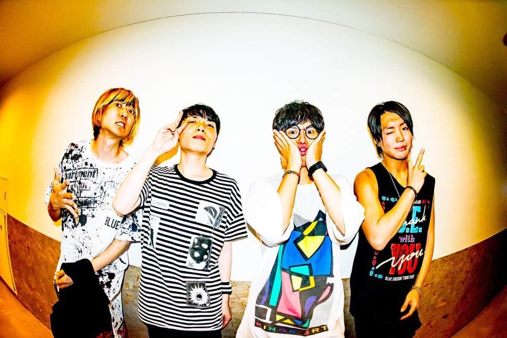 辻村勇太のインスタグラム：「BLUE ENCOUNT TOUR2019「B.E. with YOU」 @ Zepp Tokyo day1  Photo by @hamanokazushi  #blueencount #bassist #bewithyou #1日目ありがとう #東京明日もよろしく #おつとぅーっす」