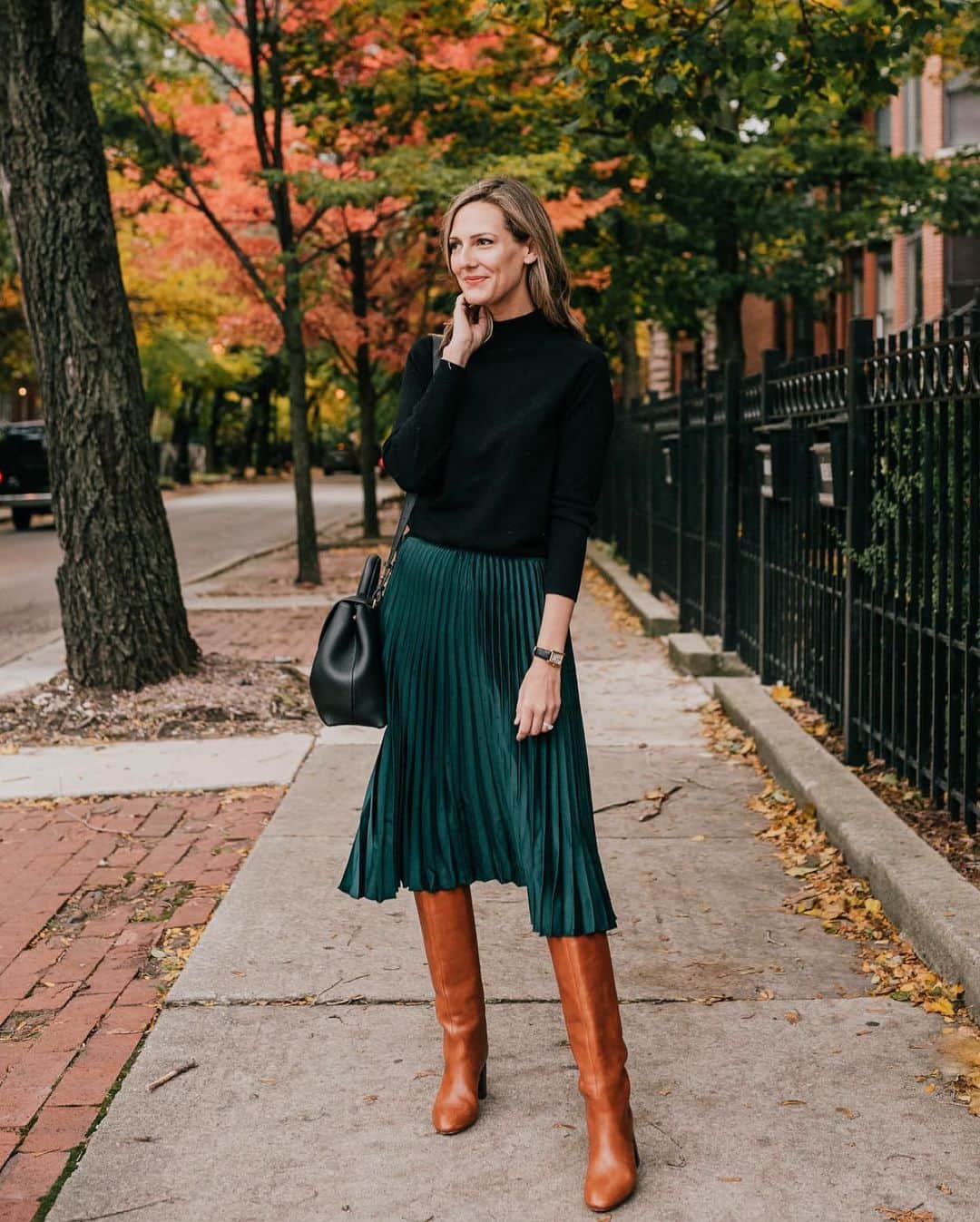 Anna Jane Wisniewskiのインスタグラム：「Today on the blog: this $39 jewel-toned green skirt that will take your through the holiday season and beyond. (And there’s only a few sizes left so I found a few more at similar price points!) http://liketk.it/2H8gR @liketoknow.it #liketkit #linkinbio #LTKunder50 #holidaylook 📸 @ironandhoney」