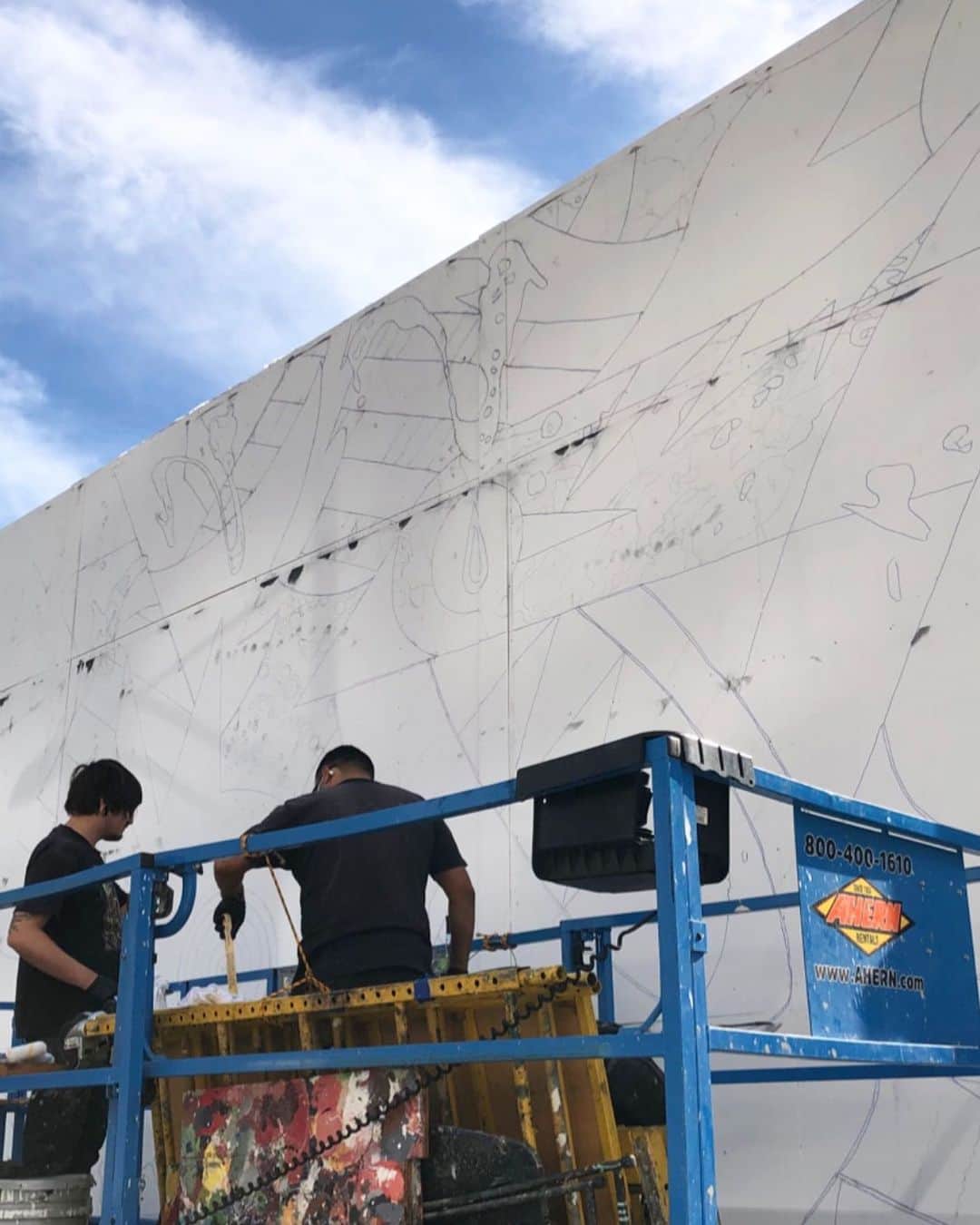 松山智一のインスタグラム：「Getting started and excited with a new mural commissioned by the City of Beverly Hills/ Fine Arts Commission. located on N Canon Drive and Wilshire Blvd. LA be ready, I’m excited to be a part of the community 🏖  ビバリーヒルズ市からの依頼で新しい壁画を西海岸で着工スタート。Bowery Muralより大きい。ロデオドライブ近郊なので、お近くの方見に来てください。しばらくここからパブリックアート続きます。」