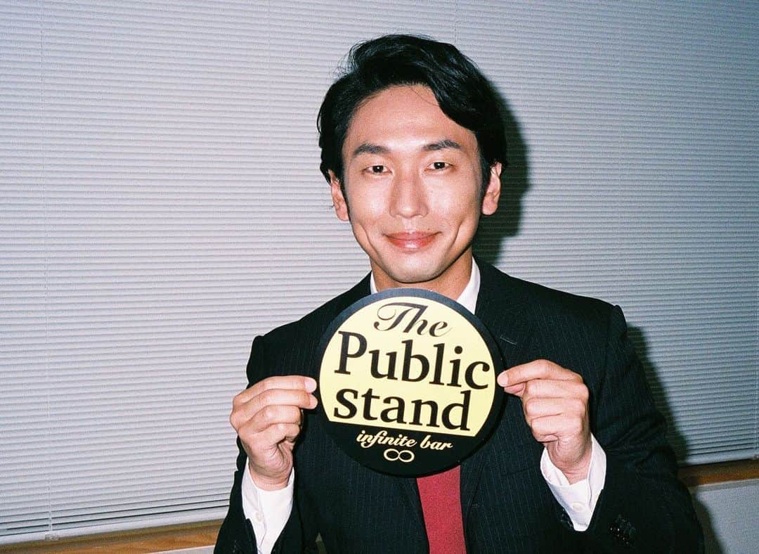 大川竜弥のインスタグラム：「パブリックスタンドさんのウェブCM「パブスタって何？？」のオフショット（画像1枚目）。今回政治家を演じたのですが、数年前に撮影した政治家のフリー素材を見てキャスティングが決まったとかいないとか（画像2枚目）。改めて、フリー素材モデルの可能性と広がりを感じました。﻿ ﻿ #パブリックスタンド #パブスタ #cm #webcm #analog #analogfilm #film #filmphotography #portrait」