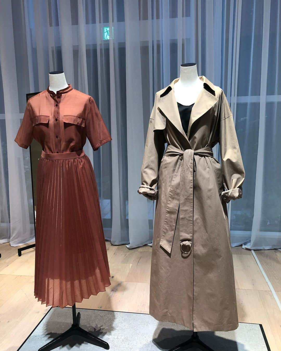 池上真麻さんのインスタグラム写真 - (池上真麻Instagram)「着物の次はお洋服。高校からの後輩、 @taekohigashihara ちゃんがディレクションしている　@uncrave_official の展示会。どれも機能的でシンプルで素敵だった！雨の日の保育園の送り迎えを想像して、傘のように撥水できるトレンチコートをオーダーしました。 . #instafashion #instagood  #ワーママ　#ワーキングマザー　#アラフォーコーデ」11月21日 0時03分 - marsaikegami