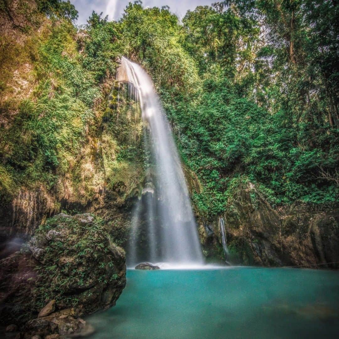 Sigma Corp Of America（シグマ）さんのインスタグラム写真 - (Sigma Corp Of America（シグマ）Instagram)「Leo Resplandor @infamousdjrebel took this incredible photo at Inambakan Falls in the Philippines. He shot it with a Sony A7RII and a SIGMA 24mm F1.4 DG HSM Art lens. The 30 second exposure was the perfect amount of time to give the waterfall a creamy blur, and shooting at F14 kept everything in focus.  #sigmaphoto #sigma24mm14art #sigma24mmf14art #waterfall #photography #waterfallphotography」11月21日 0時05分 - sigmaphoto