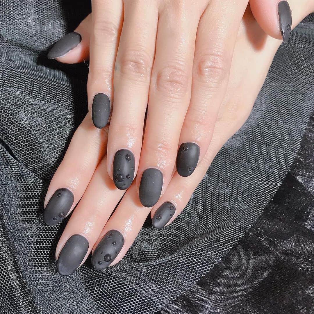 なかやまちえこのインスタグラム：「マット✖️水滴☔️ #nail #nails #nailart #ネイル #美甲 #ネイルアート  #clou #nagel #ongle #ongles #unghia #japanesenailart #manucure #네일 #젤네일 #네일아트 #네일리스트 #japanesenails #manicurist #gelnails #أظافر #水滴ネイル ＃ReNO ちゃん⠀ PREGELミューズ　マザーズブラック Betty gel フロスティングマット 水滴　PREGEL スカルプ＆トップ」