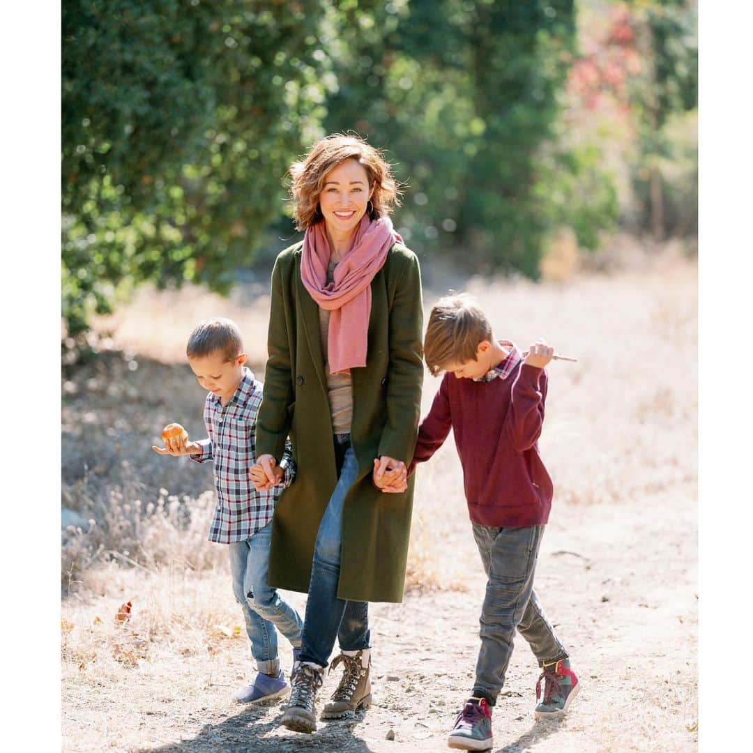 オータム・リーザーのインスタグラム：「🌲 The boys and I are featured on the cover of @greenchildmag’s holiday issue!! The editors approached me to share my passion for getting my kids out into natural spaces as often as possible and to talk a bit about the journey I’ve taken to return back home to myself. Thank you to @paulvonrieter for taking the beautiful photos of my family; you have a magic gift for being able to photograph children who never stop moving!! I put the link in my bio where you can see & read more — here’s a quote from the article: “I think our children absorb the way we do life. That became abundantly clear to me after I had my first child, and I embarked on an unintentional personal mission to change the way I show up in the world, so that I can live the values I wanted to teach my children...All of these changes allowed me to rediscover the deep love for nature I had as a child and I am so grateful to myself for being brave enough to being that girl back to life because now she gets to give that same gift to these two beautiful boys.” 🌲 🌲 🌲」
