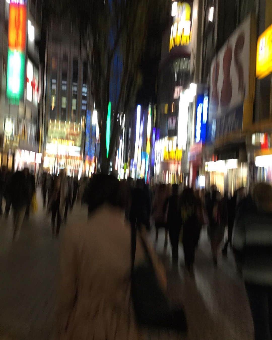 榊原郁恵さんのインスタグラム写真 - (榊原郁恵Instagram)「. 大人の街・#新宿 かつて #ピーターパン となり飛んでいた所。. 何年ぶりに#歌舞伎町 に来ただろう。裕太を連れて《ポケモン》の映画を観に来たぶり…かなぁ。. 胸に星シール⭐️貼った女の子のポスターの前を見ないフリして　通り過ぎたっけ！！ そこで、#青木さやか さんが只今 舞台出演中！！. 笑っちゃうほど　スーパーエロティック！！. でも外国コメディを見てるみたいな　カラッとしてる！！. でもエロさはMAX！！ 青木さやかさん、貴方はミュージカル女優だったの⁉️. 歌　ウマイ❣️. .  #ミュージカル #フィフティシェイズ #５０Ｓｈａｄｅｓ #クリスチャングレイの歪んだ性癖 #新宿FACE #榊原郁恵」11月21日 0時14分 - sakakibara.ikue